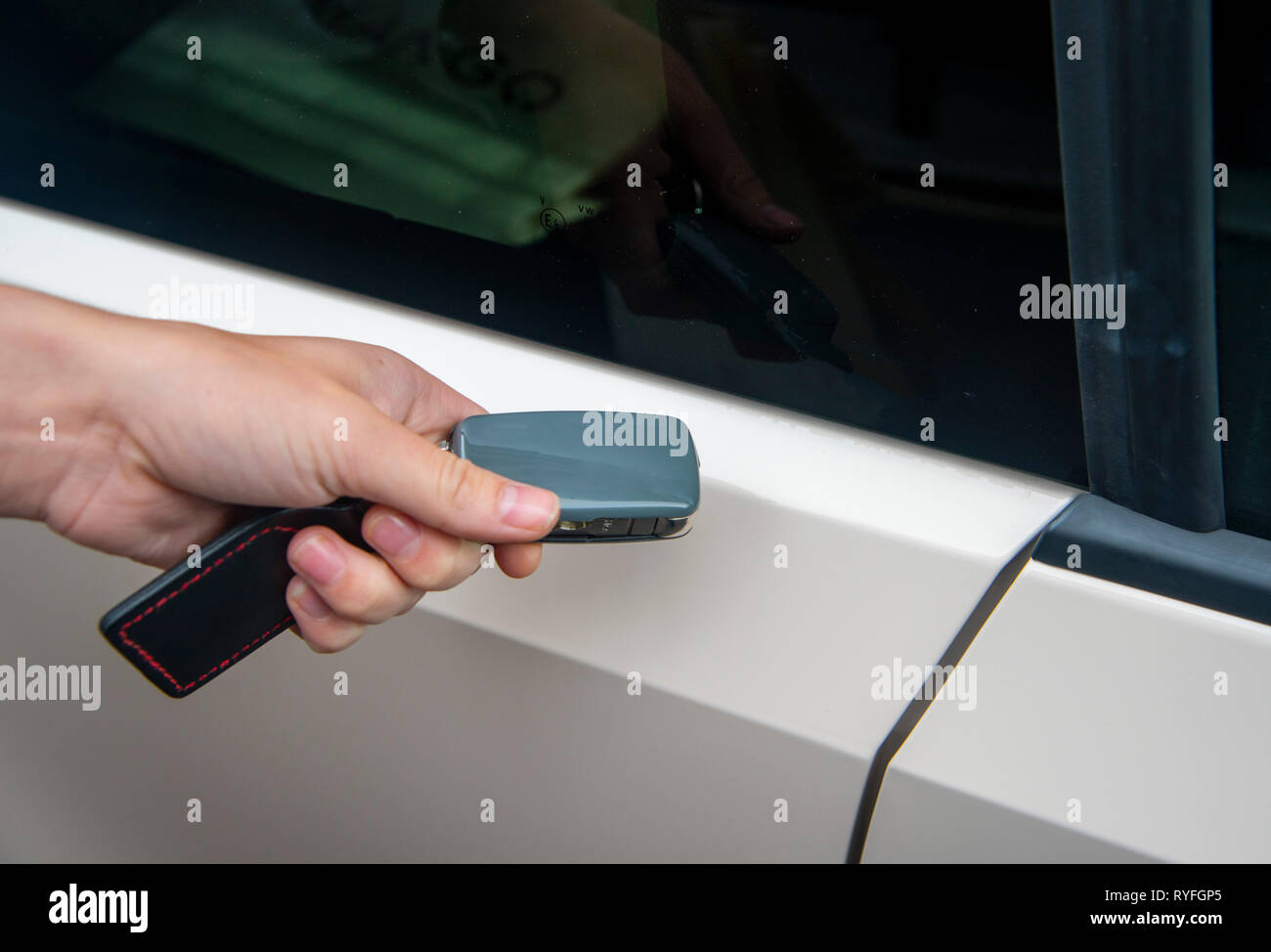 Verrouillage ou déverrouillage d'une voiture à l'aide de la télécommande Banque D'Images