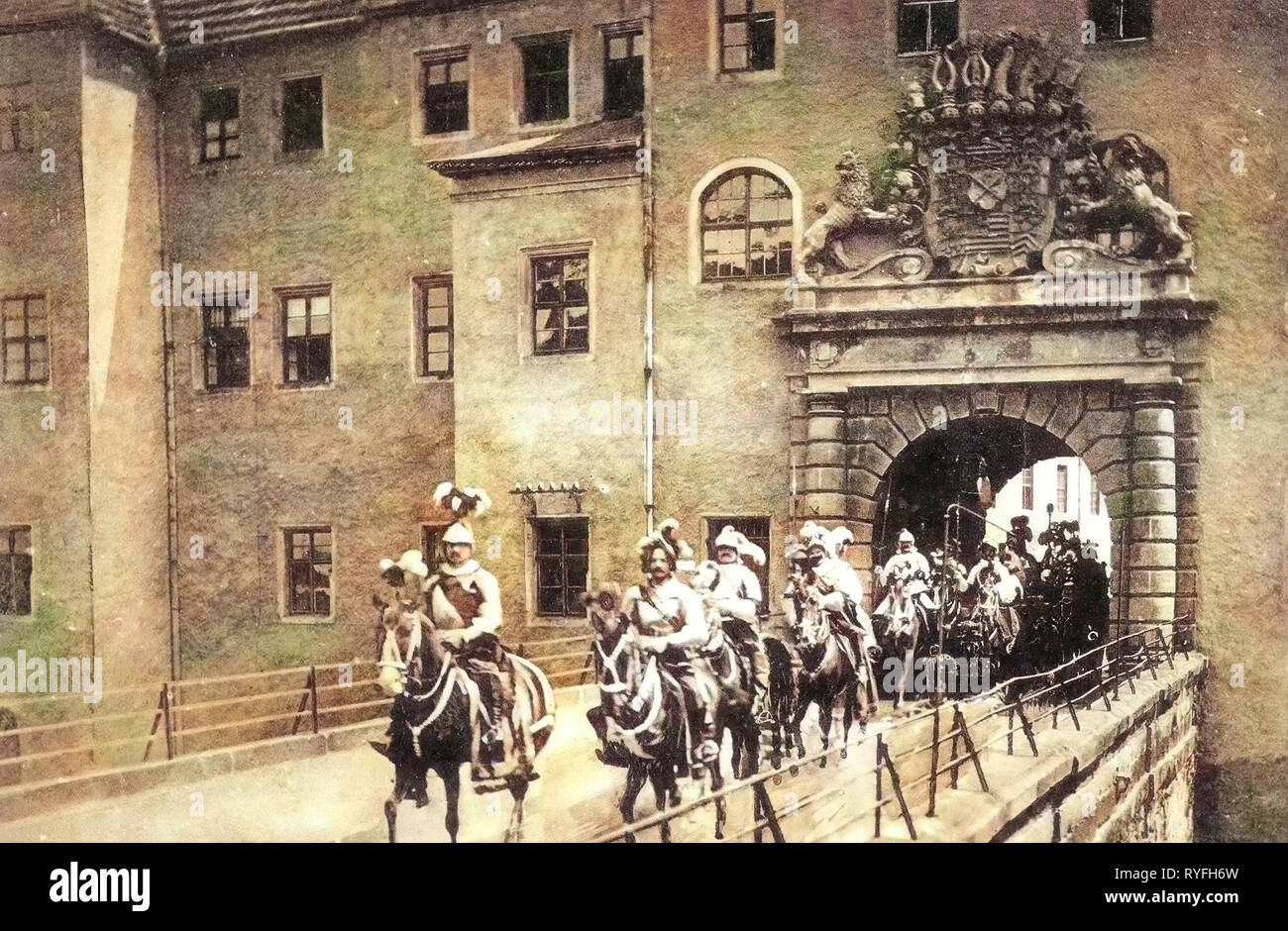 Schloss Hartenfels, Torgau, utilisation militaire des chevaux, des chevaliers de l'Allemagne, le château de portes en Saxe, armoiries en Allemagne, 1910, Landkreis Nordsachsen, Schloß Hartenfels, Ritterauszug Banque D'Images