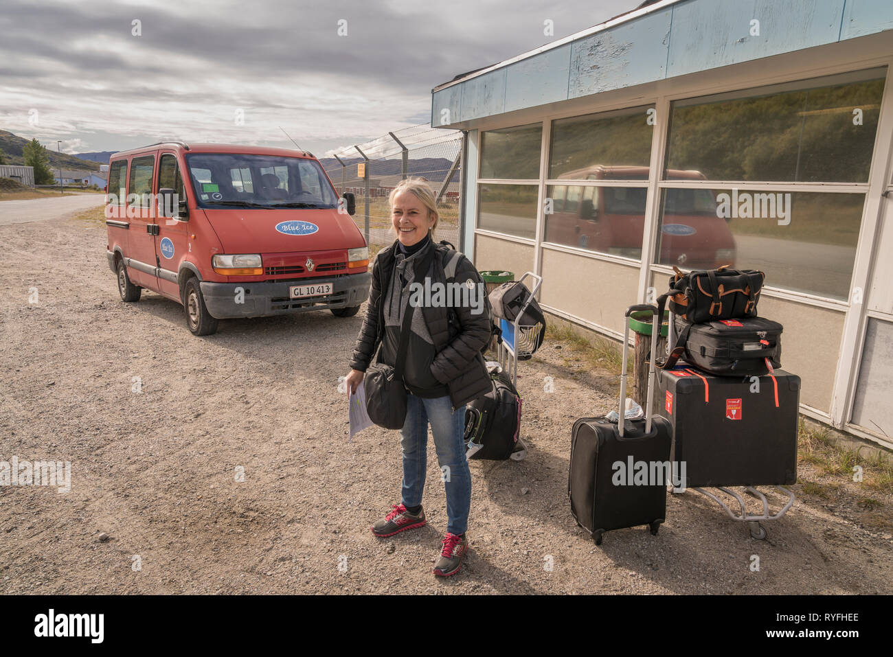 Touristiques femelle avec ses bagages à l'aéroport, Narsarsuaq, Sud du Groenland Banque D'Images