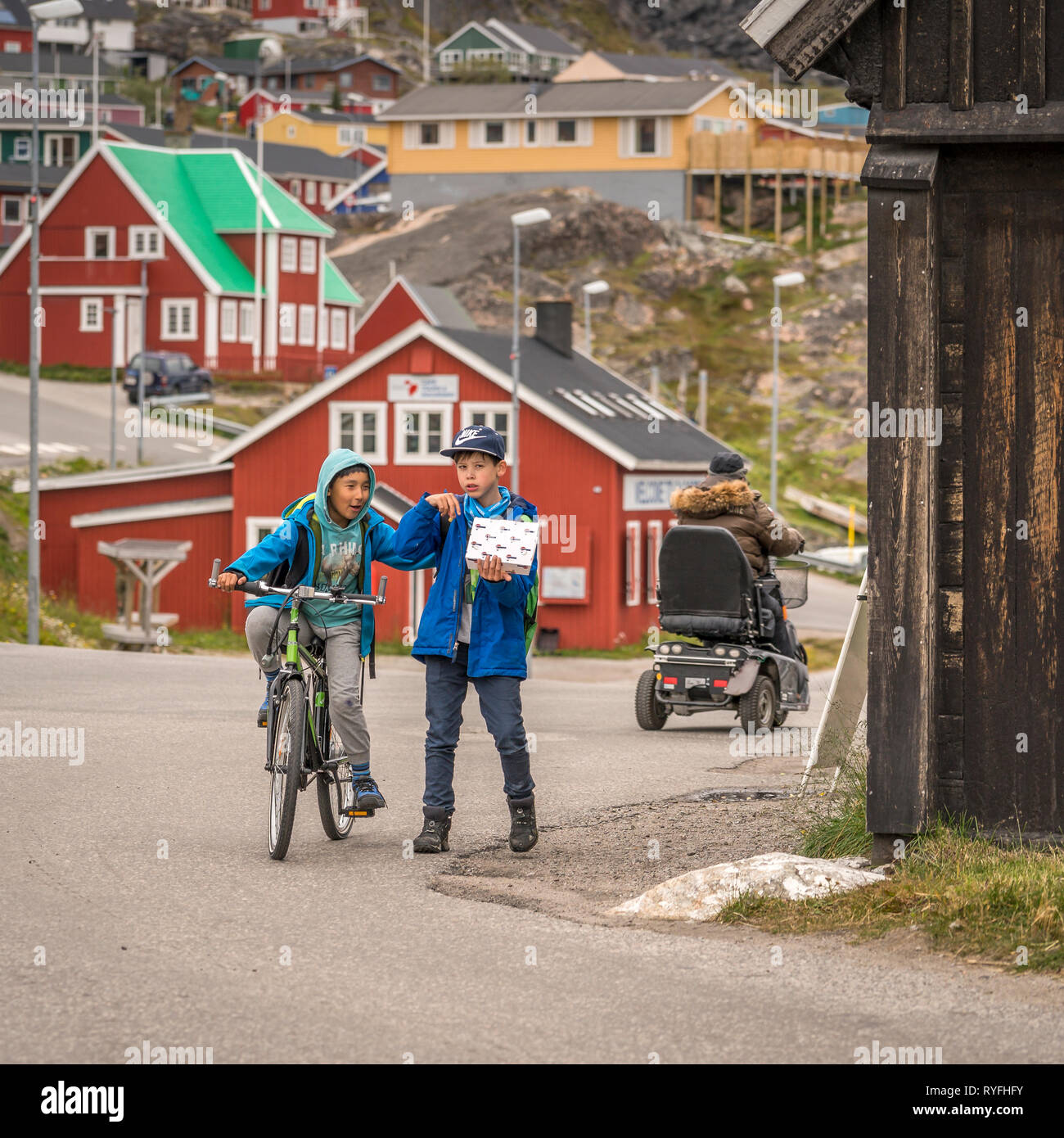 Les enfants à l'extérieur, Qaqortoq, Sud du Groenland Banque D'Images