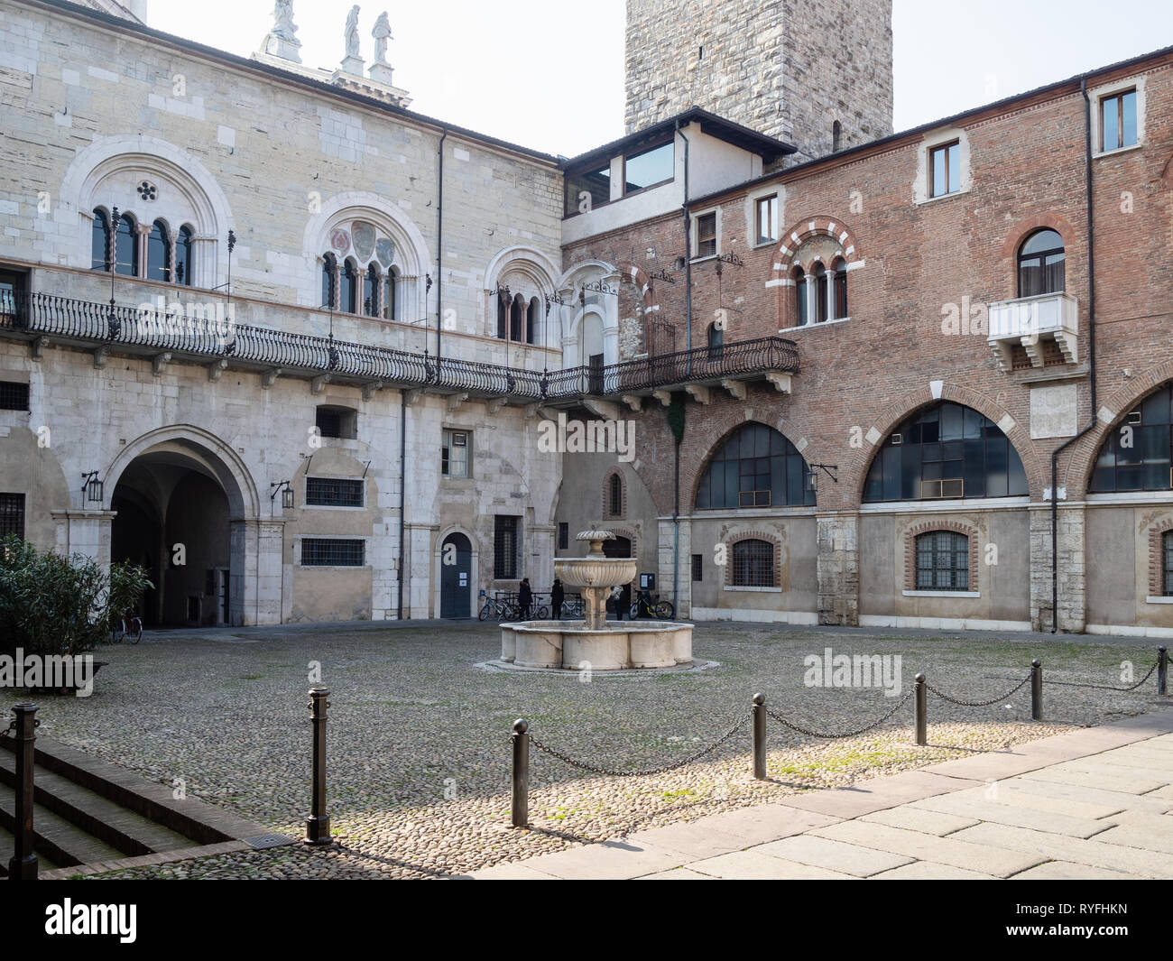 Voyage d'Italie - fontaine près de palais médiéval Palazzo del Broletto à Brescia, Lombardie ville. Le palais abrite aujourd'hui siège de l'administrateur provincial Banque D'Images