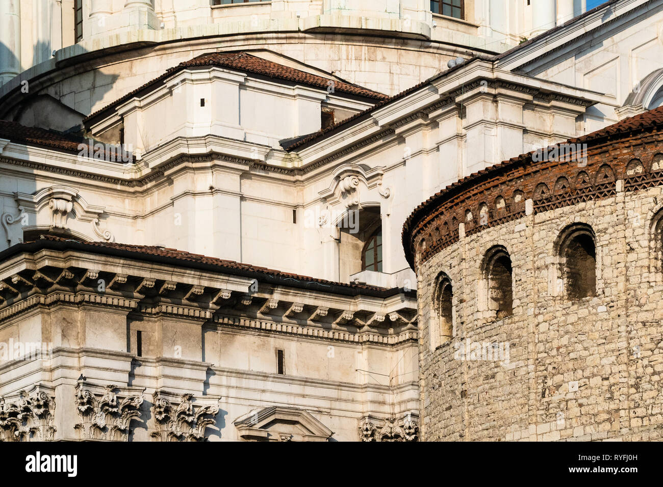 Voyage d'Italie - murs de Duomo vecchio (Rotonda, ancienne cathédrale (Duomo Nuovo) et la nouvelle Cathédrale) dans la ville de Brescia, Lombardie Banque D'Images