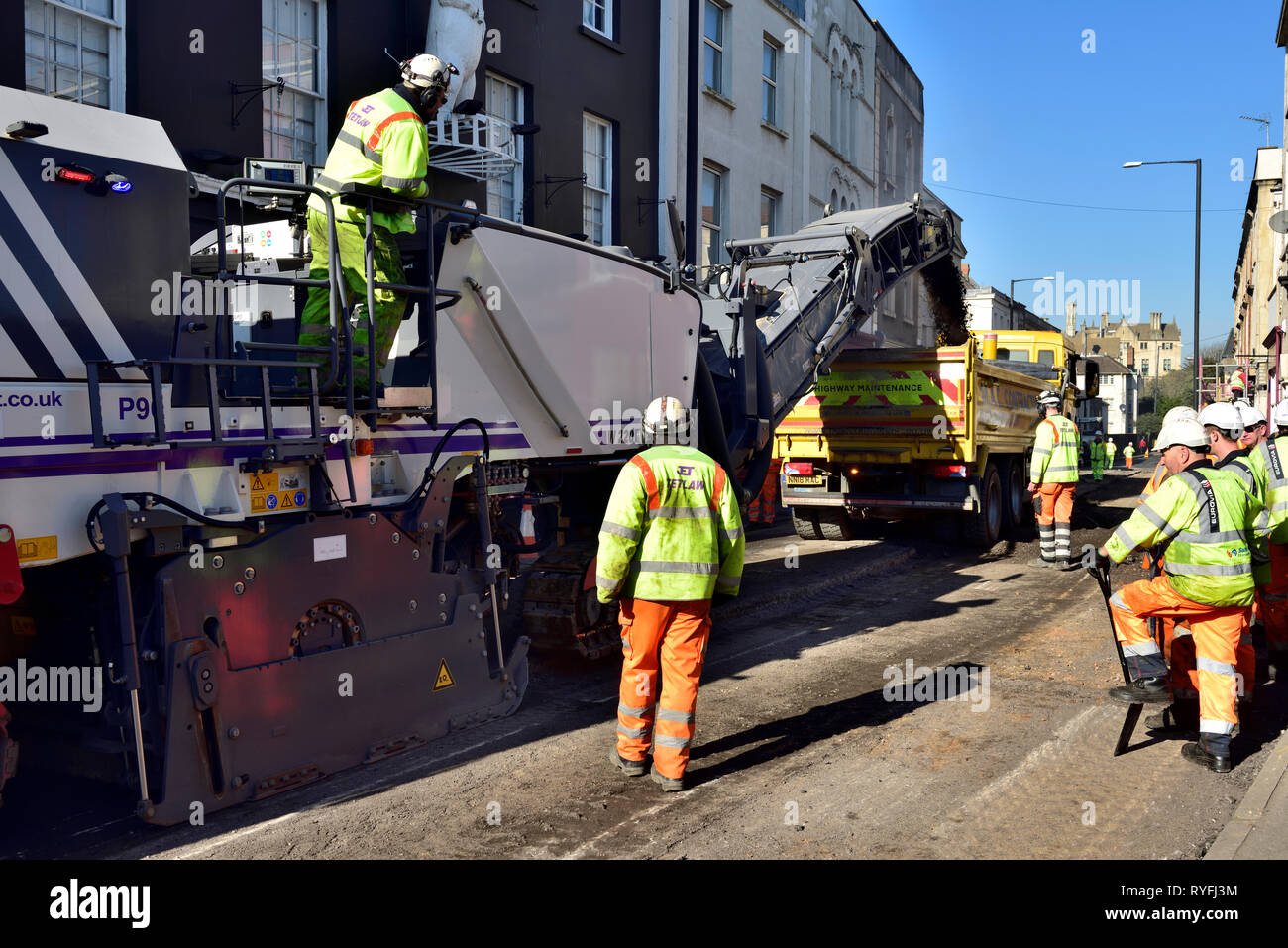 Travaux de resurfaçage des routes, la dépose de l'ancienne route goudronnée avec surface raboteuse pour resurfaçage, England, UK Banque D'Images