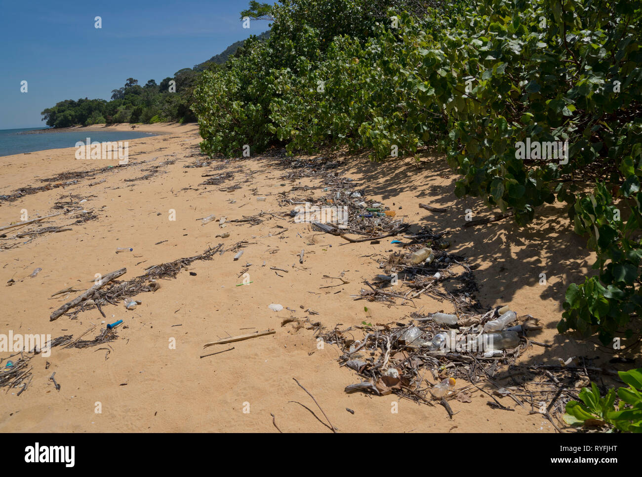 Sacs en plastique,pailles et bouteilles entraînant une pollution dans les plages de l'île de Langkawi, Malaisie,Asia Banque D'Images