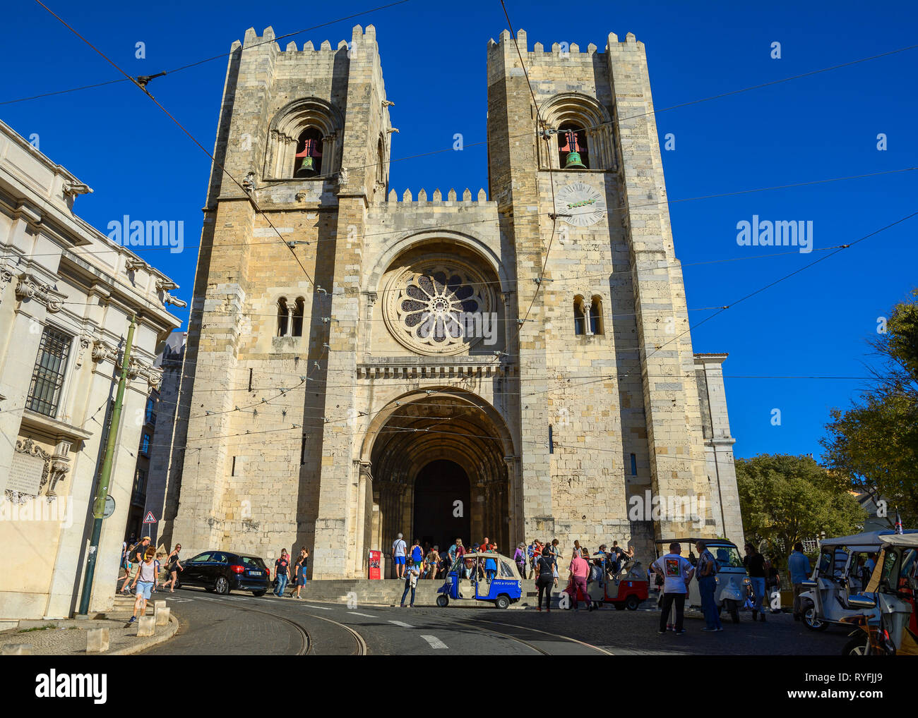 Lisbonne, Portugal - 30 octobre, 2017. Avec vue sur la rue célèbre vieux tram touristique en face de Santa Maria Maior de Lisboa dans la Cathédrale de Lisbonne, Portugal Banque D'Images