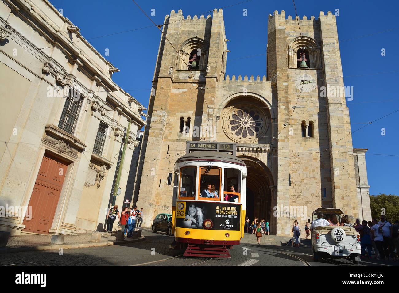 Lisbonne, Portugal - 30 octobre, 2017. Avec vue sur la rue célèbre vieux tram touristique en face de Santa Maria Maior de Lisboa dans la Cathédrale de Lisbonne, Portugal Banque D'Images