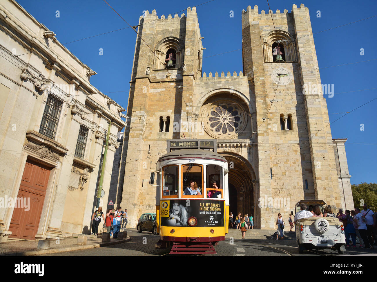 Lisbonne, Portugal - 30 octobre, 2017. Avec vue sur la rue célèbre vieux tram touristique en face de Santa Maria Maior de Lisboa dans la Cathédrale de Lisbonne, Portugal Banque D'Images