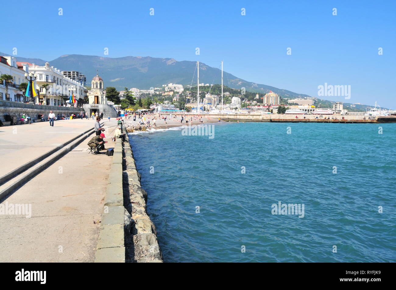 Yalta, Ukraine, mai 2011. Vue sur mer et une promenade le long de la ville de Yalta et les montagnes en arrière-plan. Banque D'Images