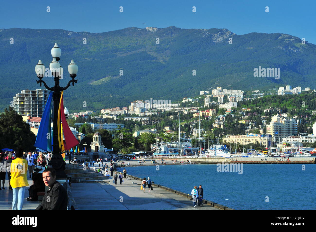 Yalta, Ukraine, mai 2011. Vue sur mer et une promenade le long de la ville de Yalta et les montagnes en arrière-plan. Banque D'Images