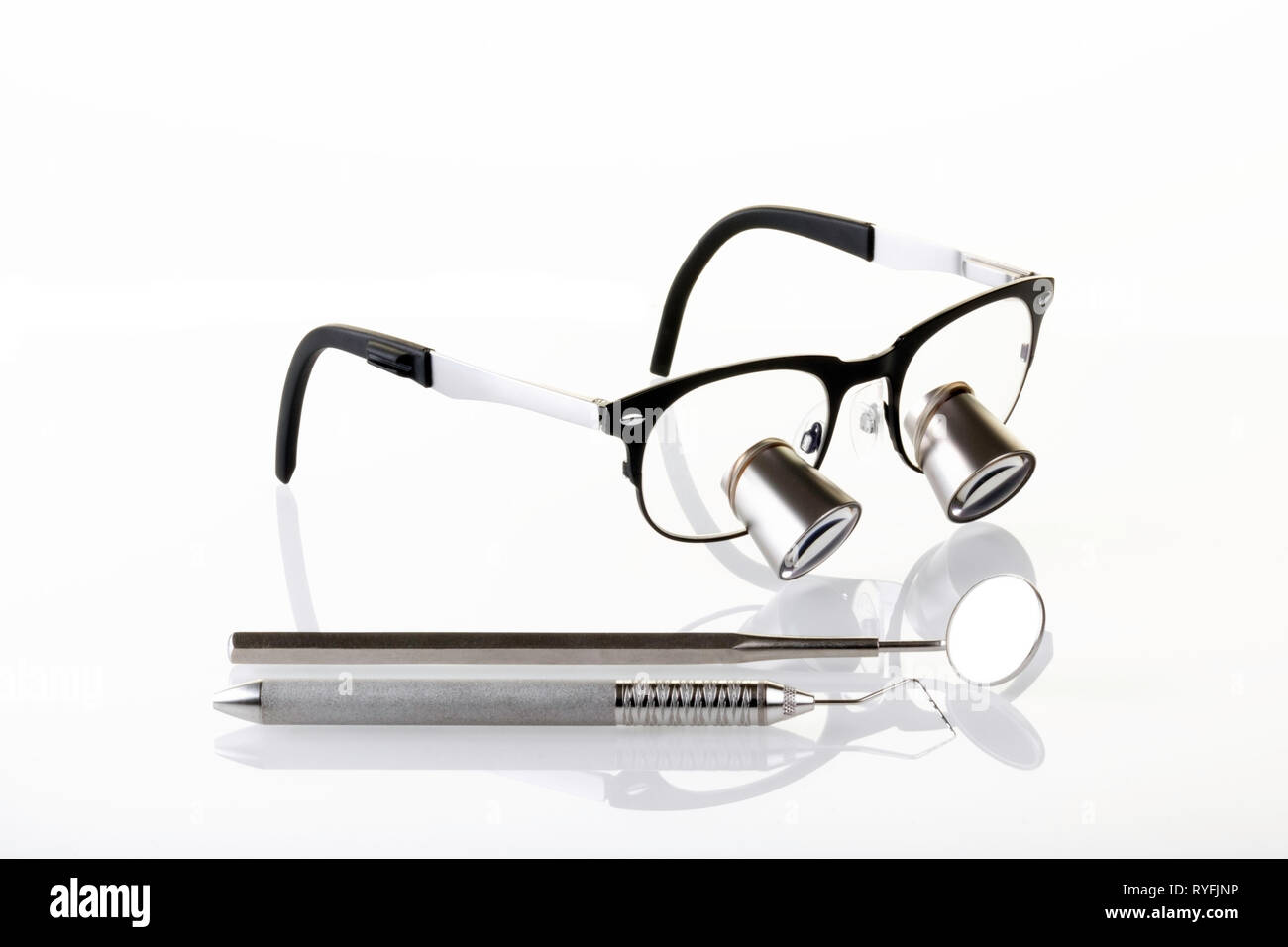 Outils d'équipement dentiste pour les soins dentaires sur fond blanc.- Image Banque D'Images