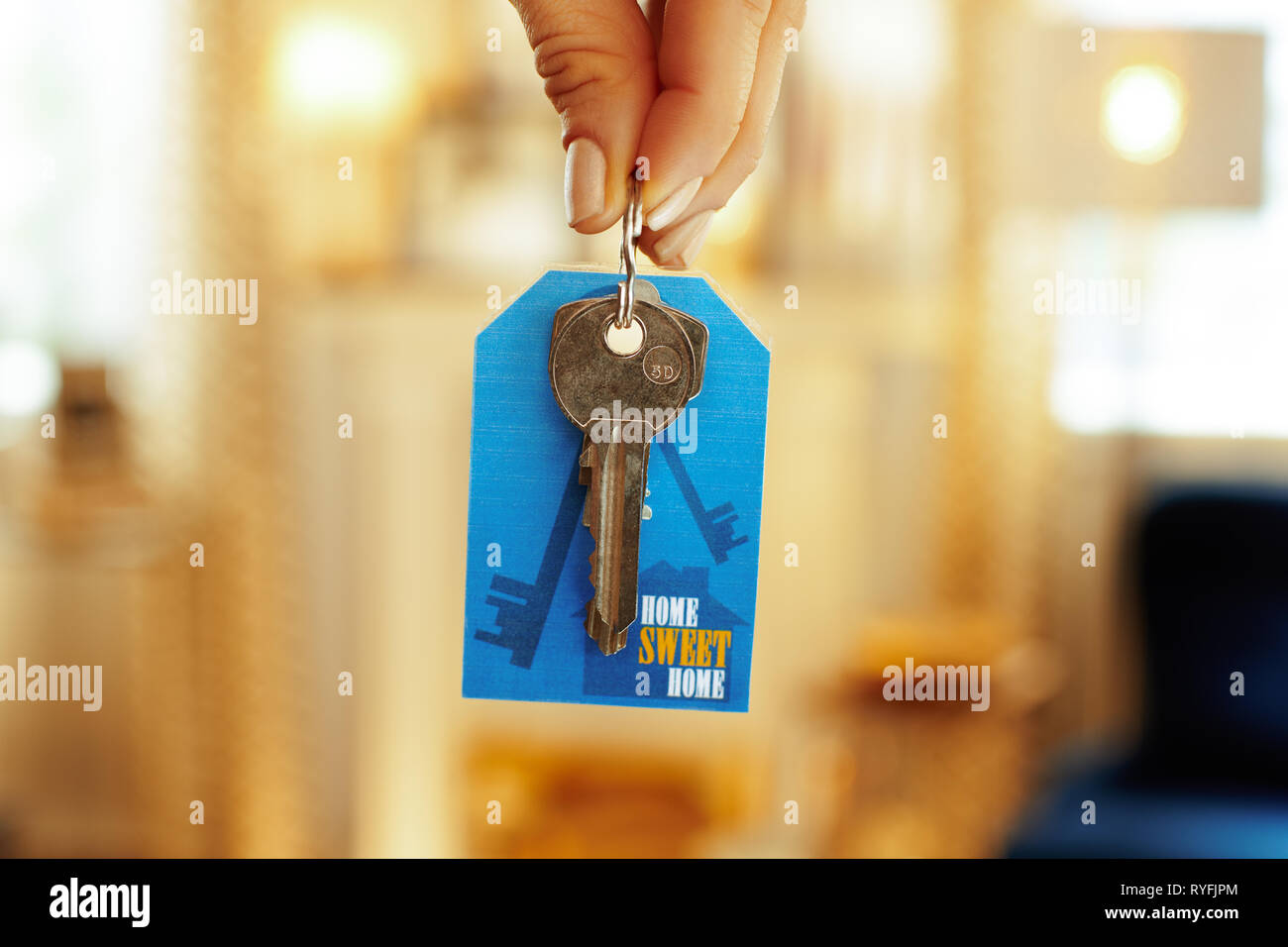 Gros plan sur porte clefs avec étiquette dans la main de femme moderne dans  la chambre Photo Stock - Alamy