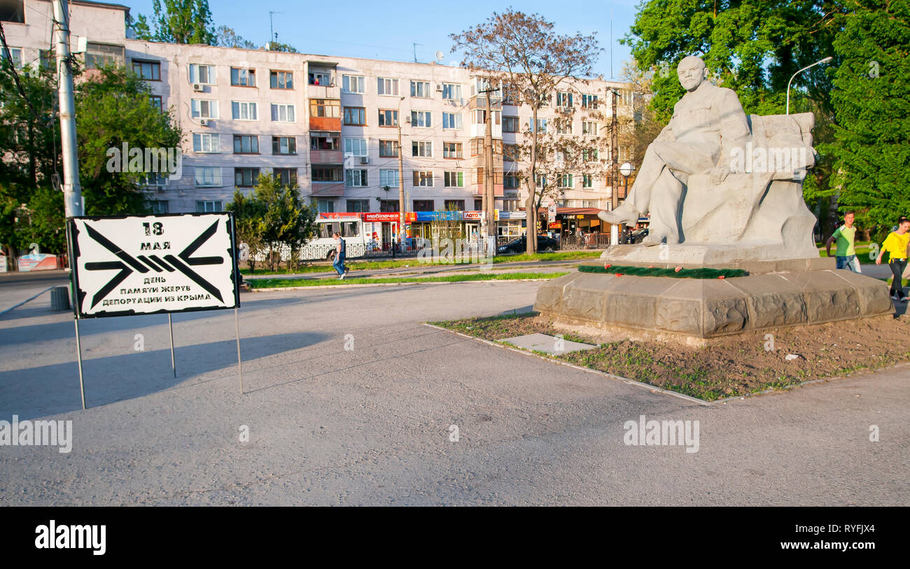 Simferopol, Ukraine, mai 2011. Le monument de Lénine sur la rue. Vladimir Ilitch Oulianov sculpture Banque D'Images