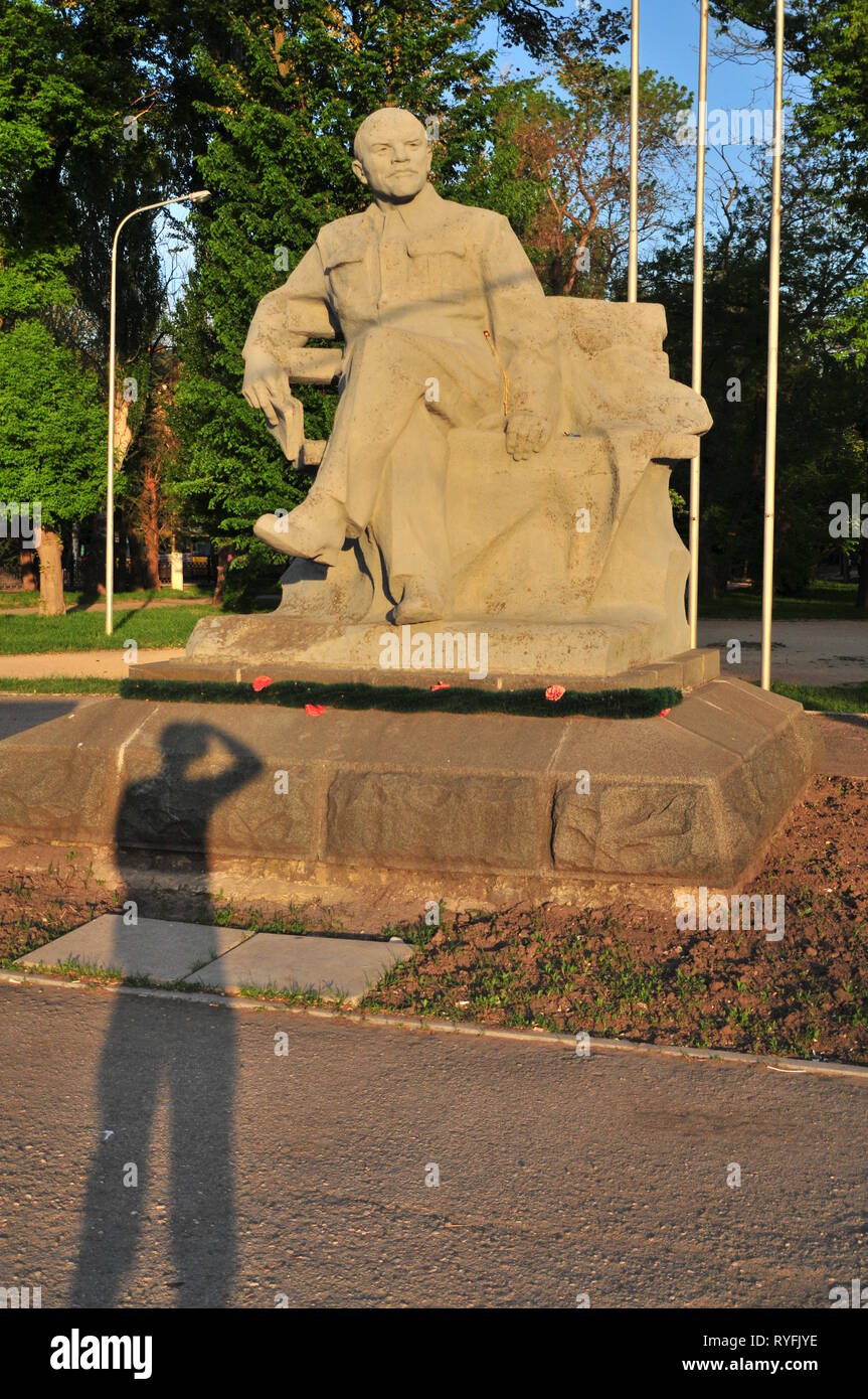 Simferopol, Ukraine, mai 2011. Le monument de Lénine sur la rue. Vladimir Ilitch Oulianov sculpture avec photographer shadow Banque D'Images
