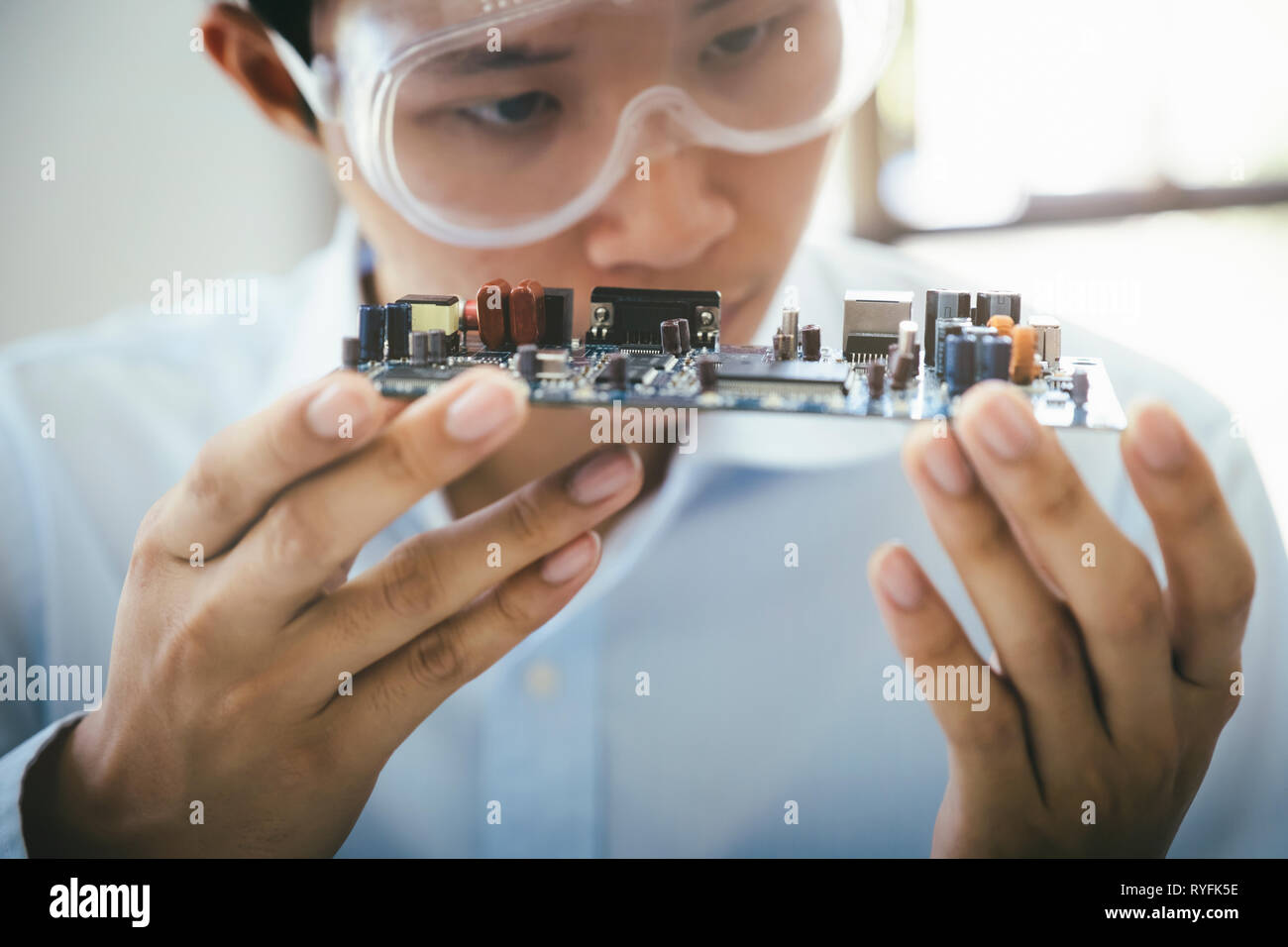 Technicien vérifie l'appareil électronique. Circuit imprimé pour le robot. Banque D'Images
