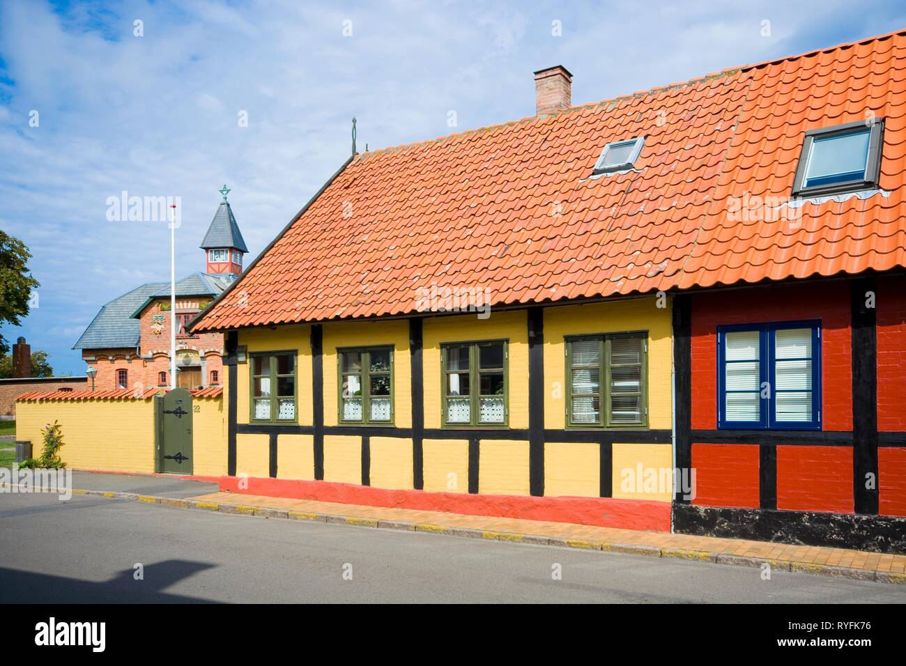ALLINGE, DANEMARK - 24 août 2018 : maisons à colombages colorés traditionnels, vieux bâtiment de l'école technique de briques rouges à l'arrière-plan Banque D'Images