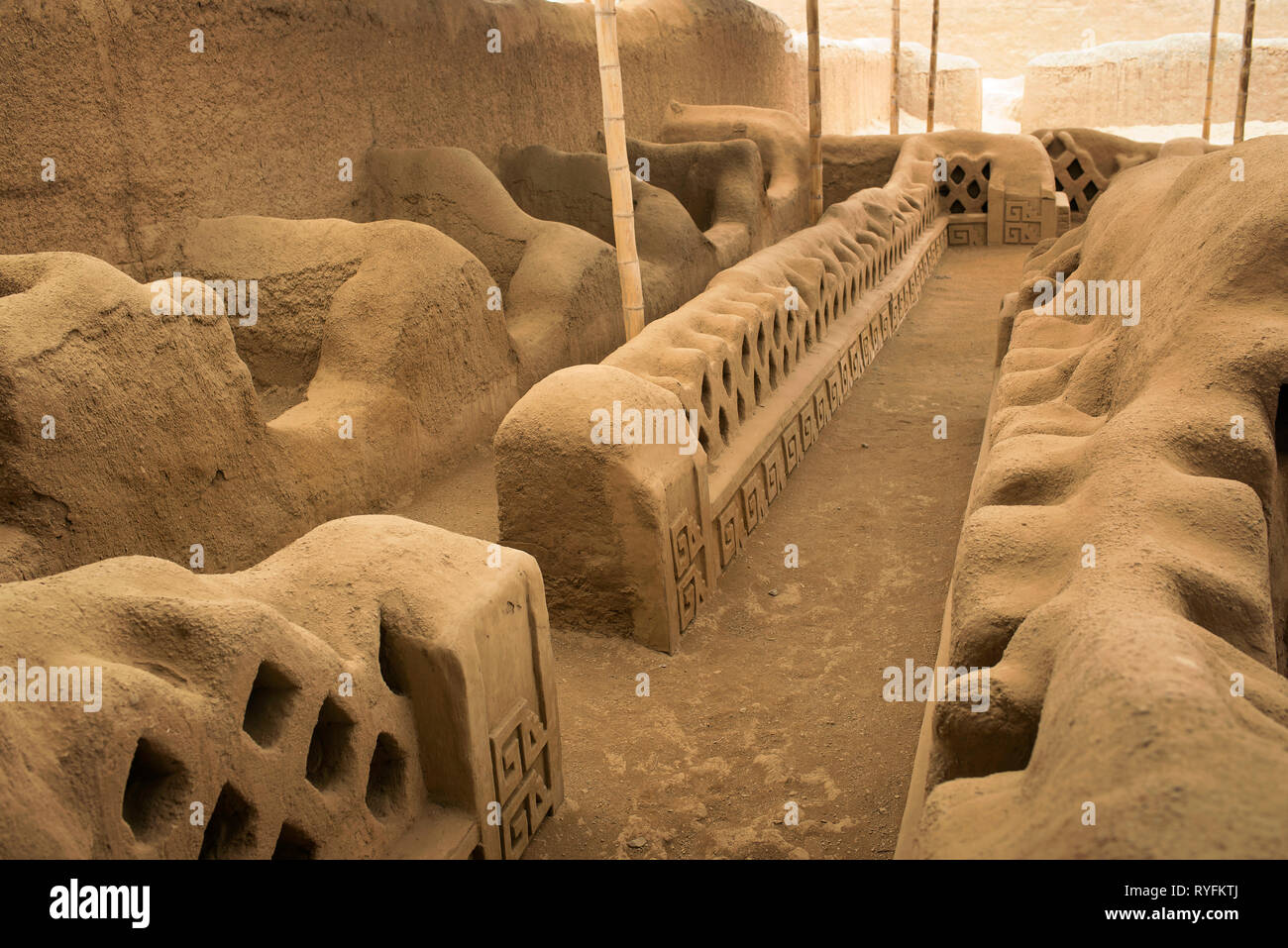 Murs en Adobe de la ville de Chan Chan, capitale de la royaume Chimú. Site archéologique de Chan Chan, du patrimoine mondial de l'Unesco. Trujillo, Pérou. Jul 2018 Banque D'Images