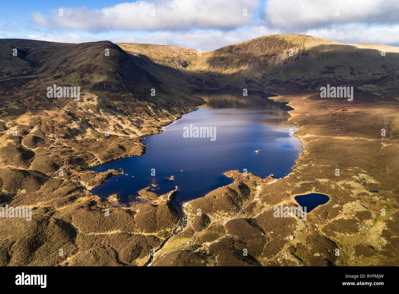 Droit de l'antenne à au nord sur le Loch Skeen vers Dod Molls Cleuch. Banque D'Images