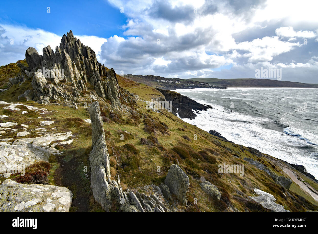 La vue depuis la pointe de Morte Point sur la SW Coast Path, North Devon, Angleterre. à l'est vers le village de Mortehoe. Banque D'Images