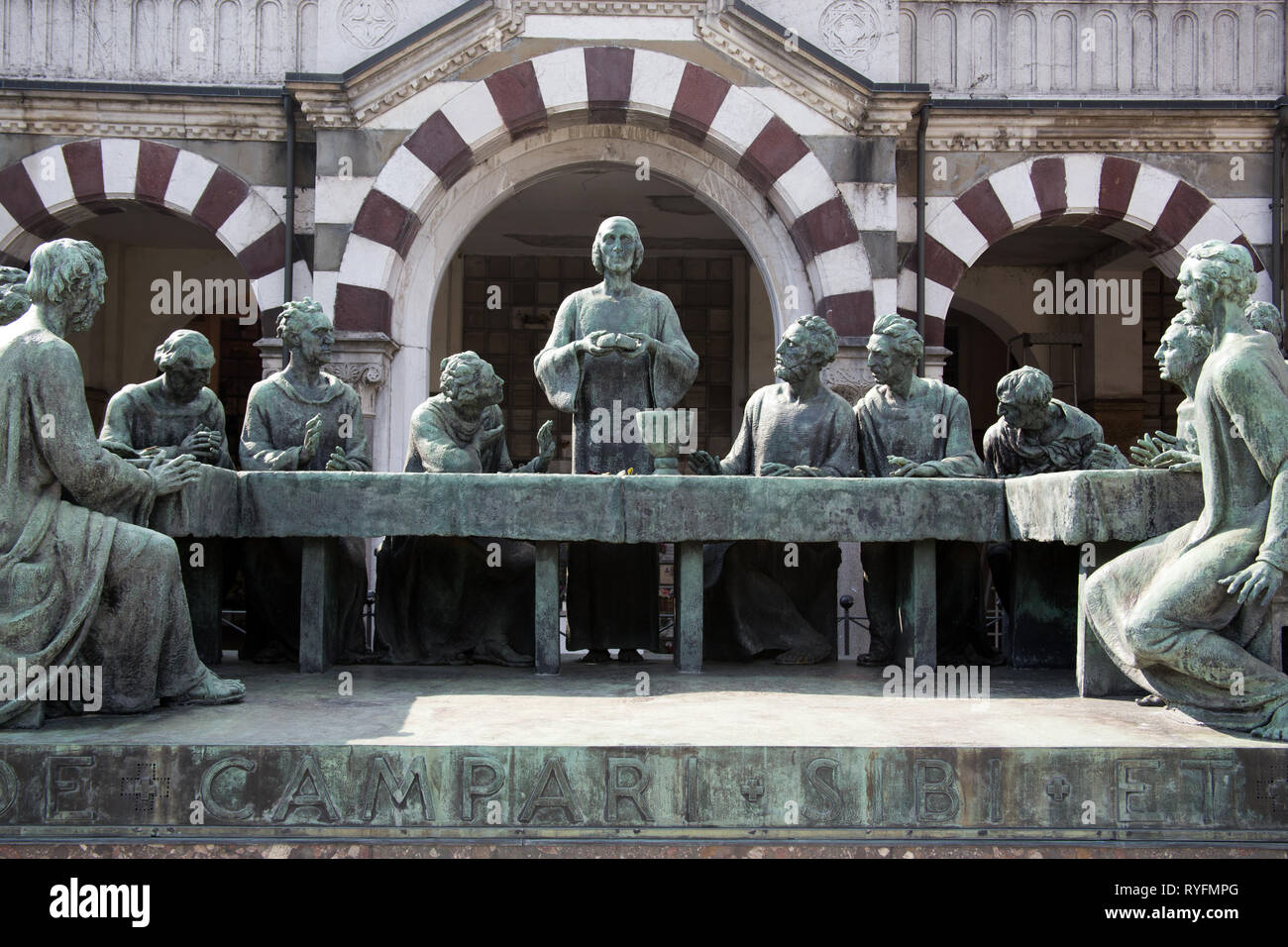 La dernière cène sur la tombe familiale Campari - statue / monument pierres tombales dans le Cimitero Monumentale di Milano - Cimetière Monumental - Milan Italie Banque D'Images