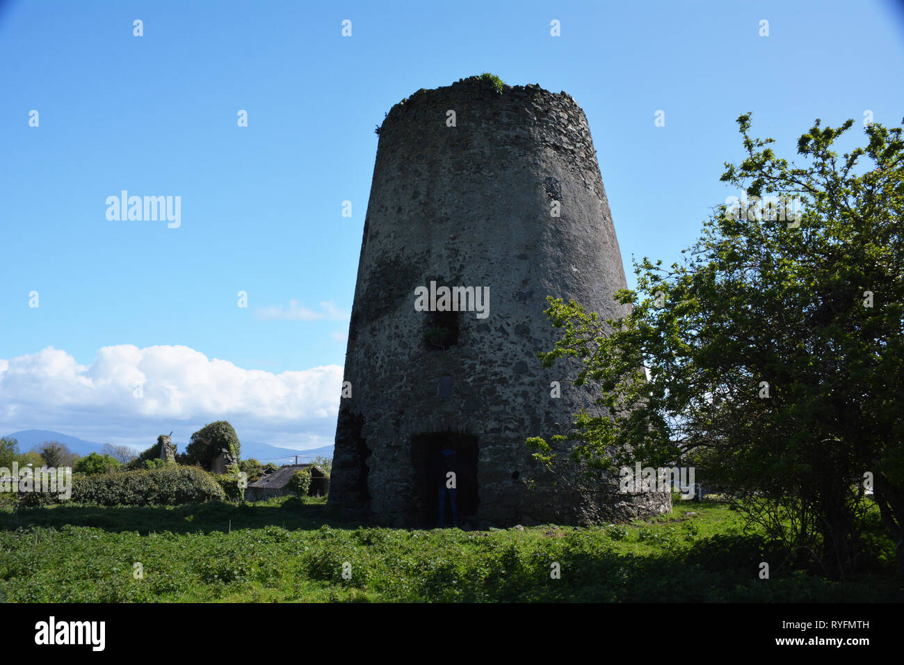 L'ancien moulin à l'abandon Melin Maengwyn dans le village de Gaerwen sur Anglesey, au nord du Pays de Galles. Banque D'Images