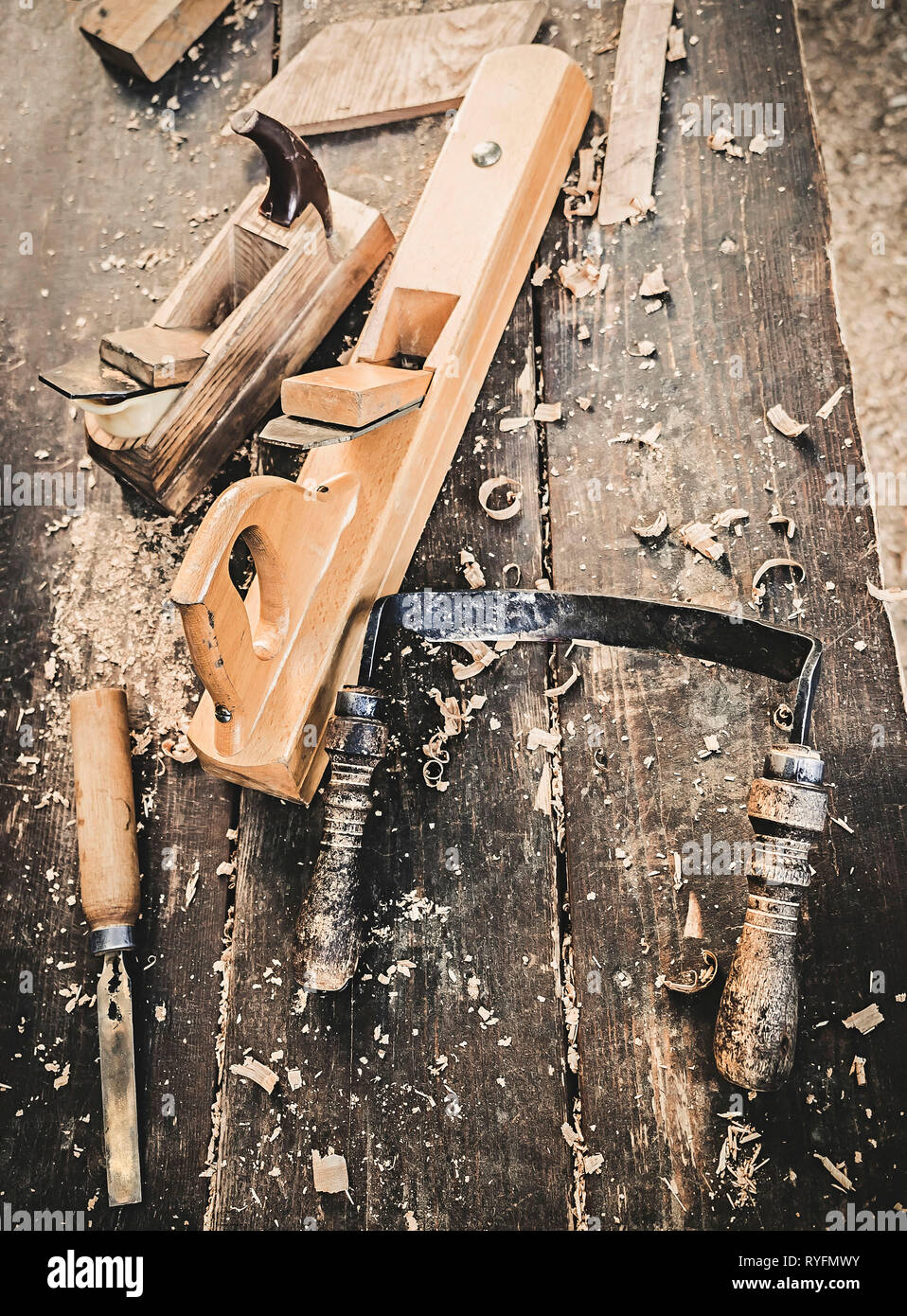 Travail du bois vieux outils à main : avion, ciseau et couteau de dessin  dans un atelier de menuiserie sur table rustique sale couvert de sciure  haut fond Photo Stock - Alamy