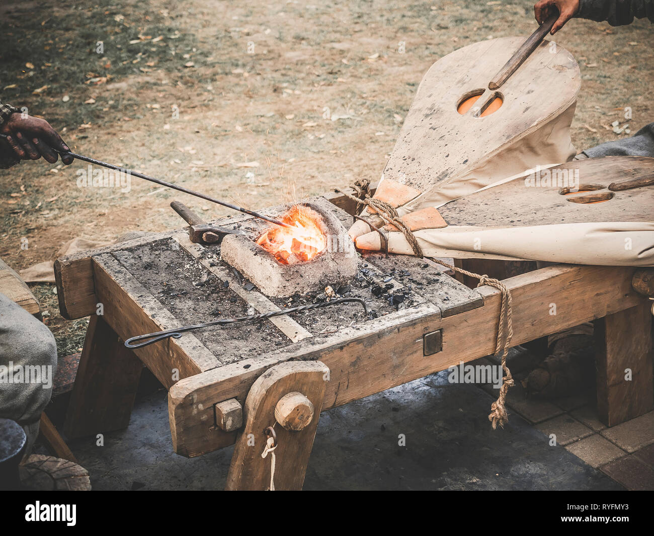 Travail du bois vieux outils à main : avion, ciseau ax, masse, marteau et dans un atelier de menuiserie sur table rustique sale couvert de sciure Banque D'Images