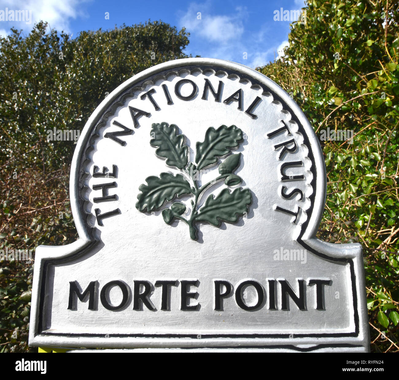 Un metal National Trust signe pour morte Point pointe dans le Nord du Devon, en Angleterre, le signe en chemin sur la côte sud-ouest comme un village Mortehoe laisser fo Banque D'Images