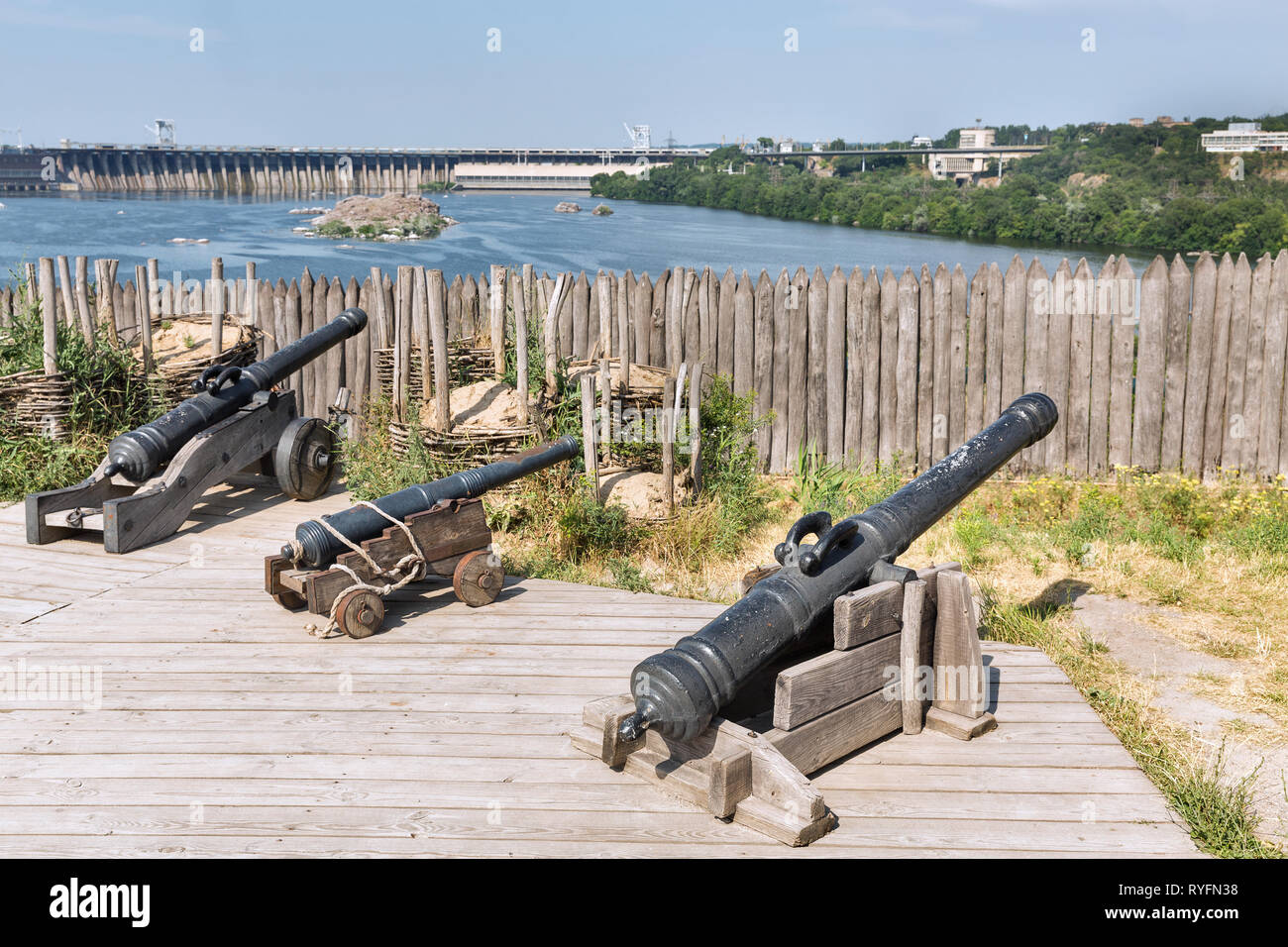 Palissade en bois médiévale et canons antiques cosaques. Bâtiments sur l'île de Zaporozhskaya sur Sich Khortytsia en Ukraine. Banque D'Images