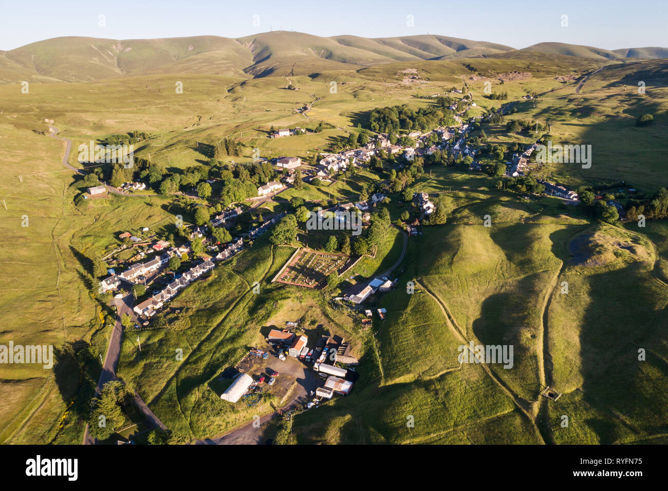 Image aérienne du village de Leadhills, sans doute l'Ecosse plus haut village, montrant les sites miniers historiques et de vieux arbres. Banque D'Images
