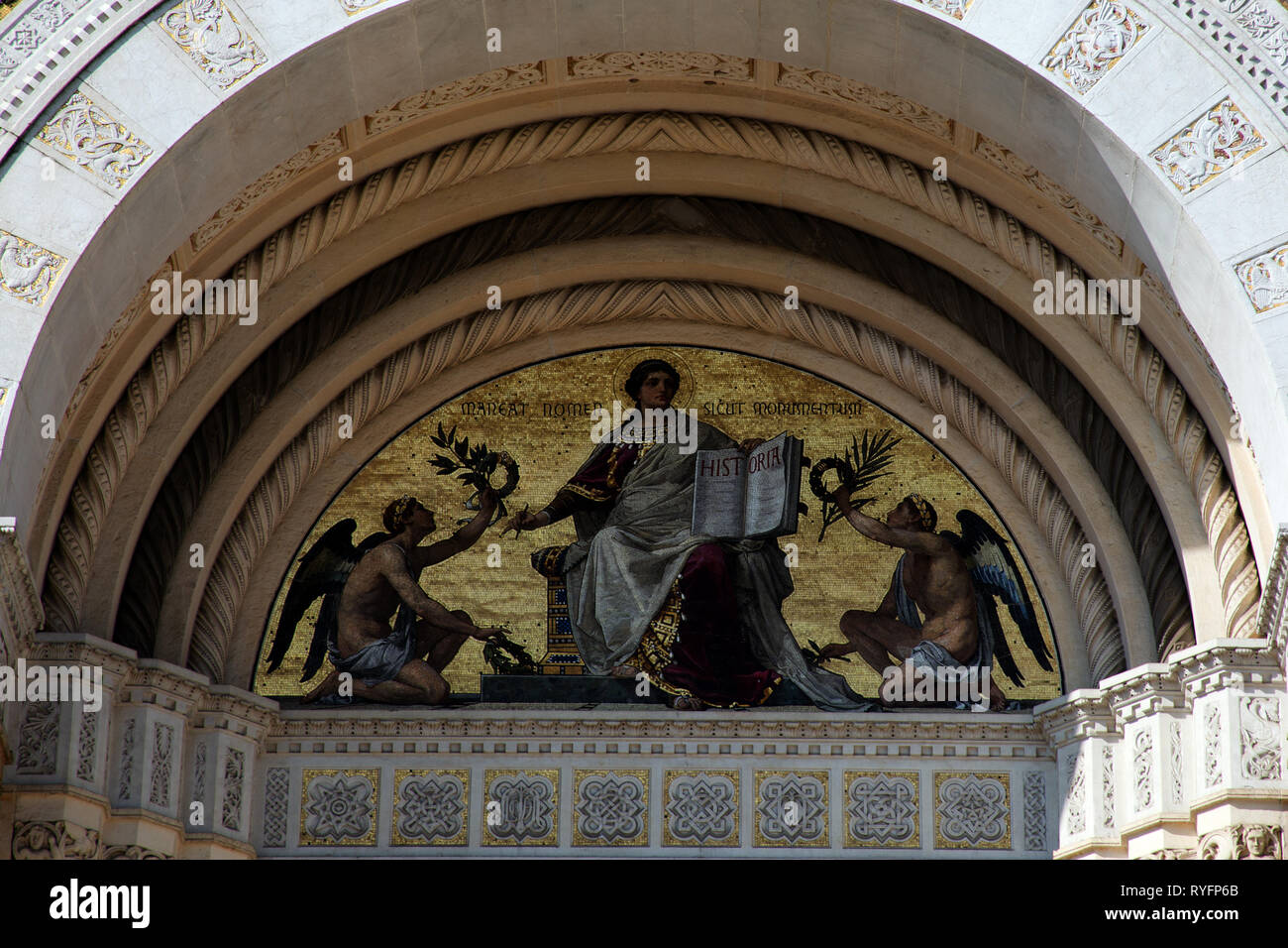 Au-dessus de la porte de la mosaïque à l'Famedio, la chapelle principale de Milan, cimetière Cimitero Monumentale di Milano Italie Banque D'Images