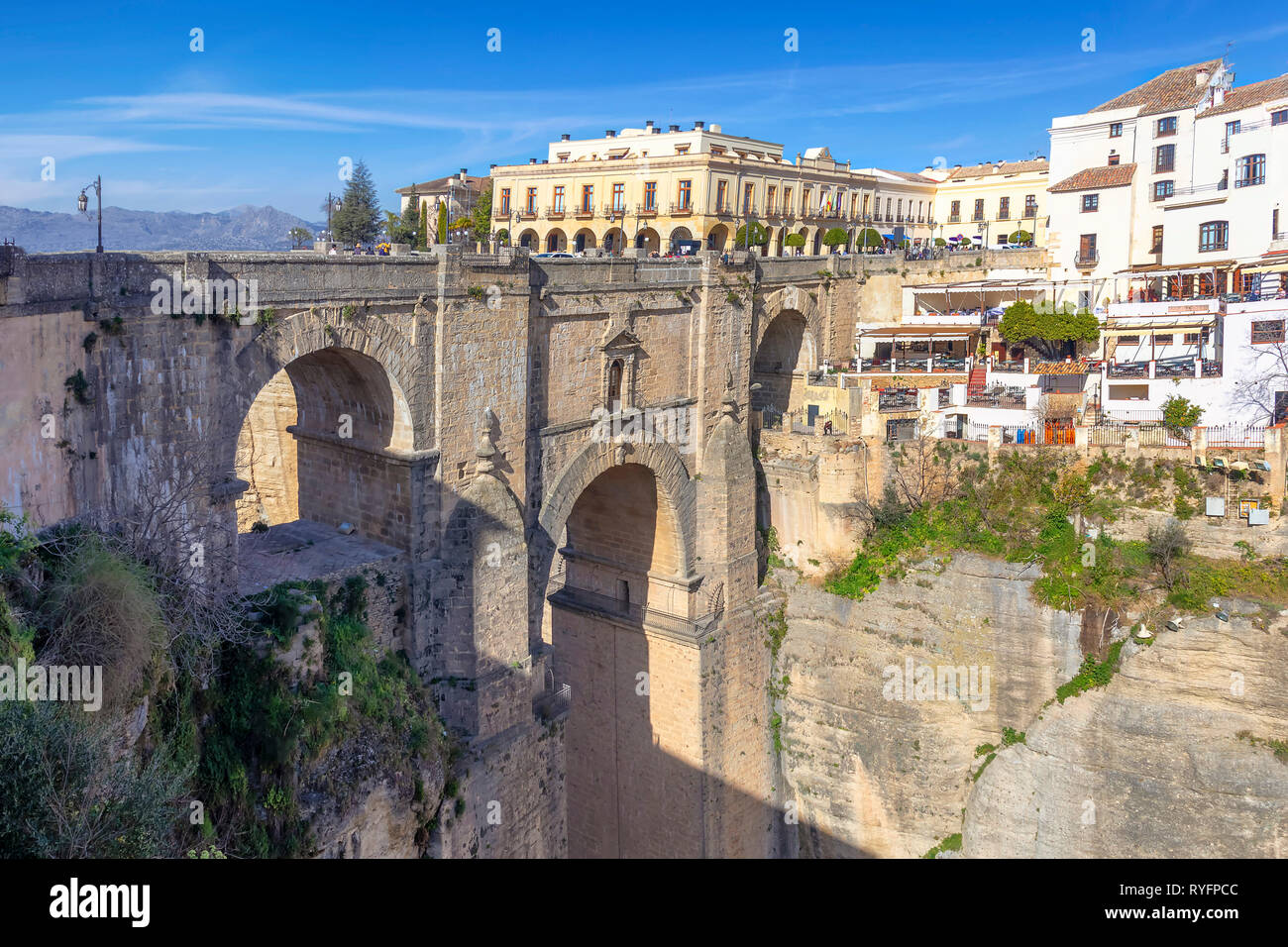 Pont puente nuevo sur la gorge du tajo Banque de photographies et d ...