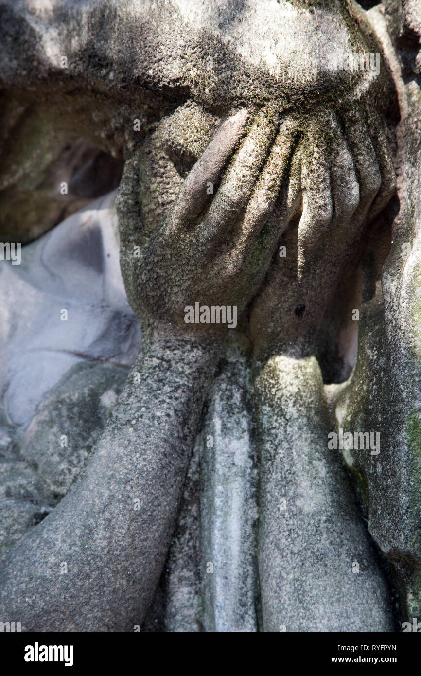 Statue / monument d'une femme avec ses mains à son visage en deuil dans le Cimitero Monumentale di Milano - Cimetière Monumental - Milan Italie Banque D'Images