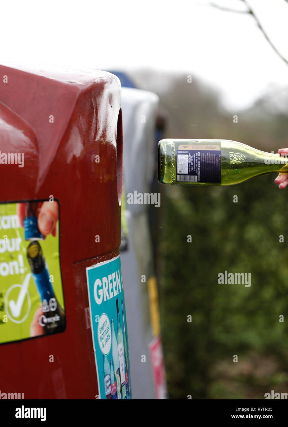 Le recyclage des bouteilles en verre, bouteilles en verre Alimentation en Bottle Bank, Royaume-Uni Banque D'Images