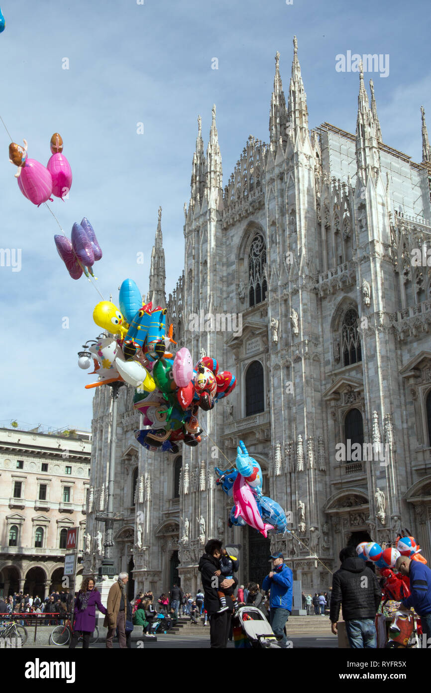 Vendeur de ballons à l'extérieur de la cathédrale de Milan - Duomo di Milano - Milan, Lombardie, Italie Banque D'Images