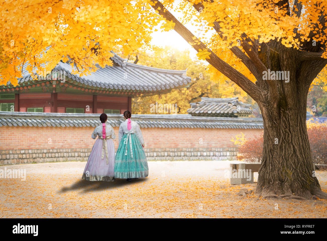 Coréen Hanbok asiatique femme habillés en vêtements traditionnels autour de Gyeongbokgung Palace en automne saison à Séoul, Corée du Sud. Banque D'Images