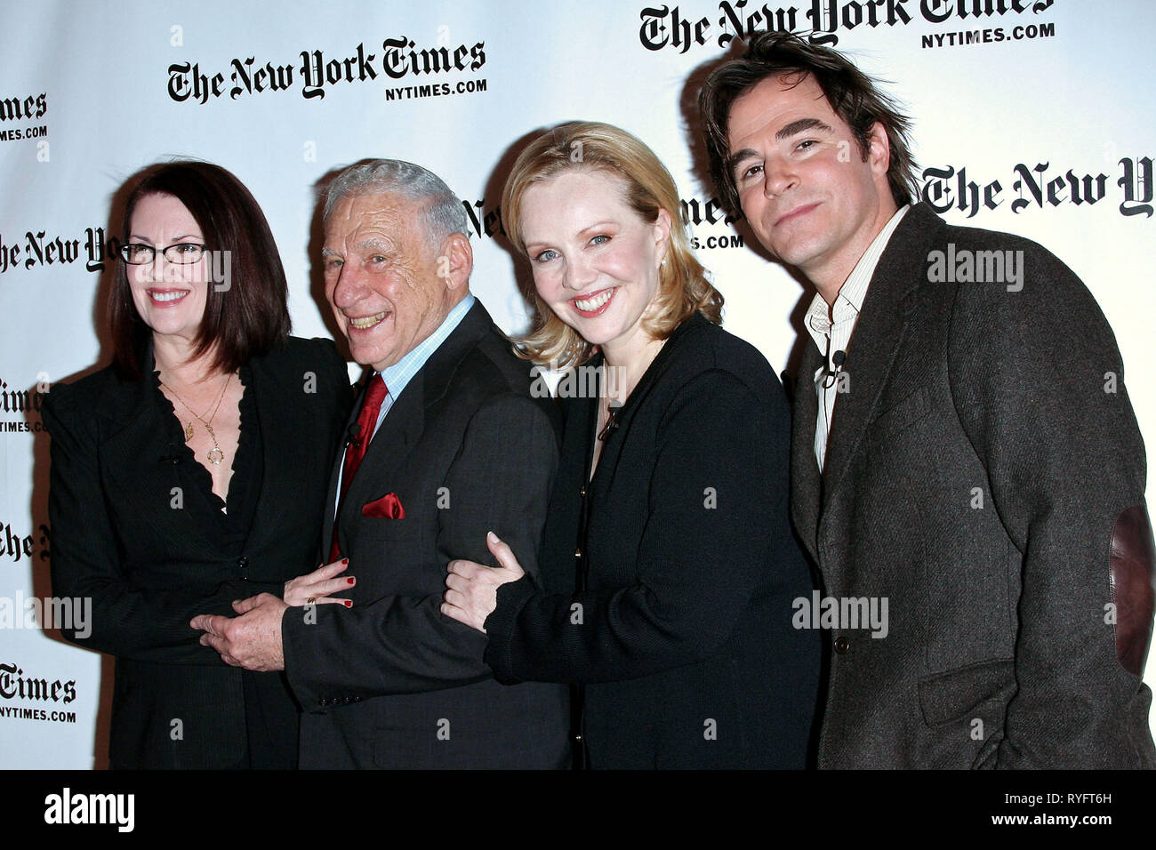 New York, NY, USA. 13 Jan, 2008. Actrice, Megan Mullally, Directeur/Producteur/Scénariste et acteur, Mel Brooks, Susan Stroman, et comédien, Roger Bart au dimanche, Jan 13, 2008 New York Times Arts & Loisirs Semaine de présentation de "jeune Frankenstein à la fois Centre à New York, NY, USA. Crédit : Steve Mack/S.D. Mack Photos/Alamy Banque D'Images