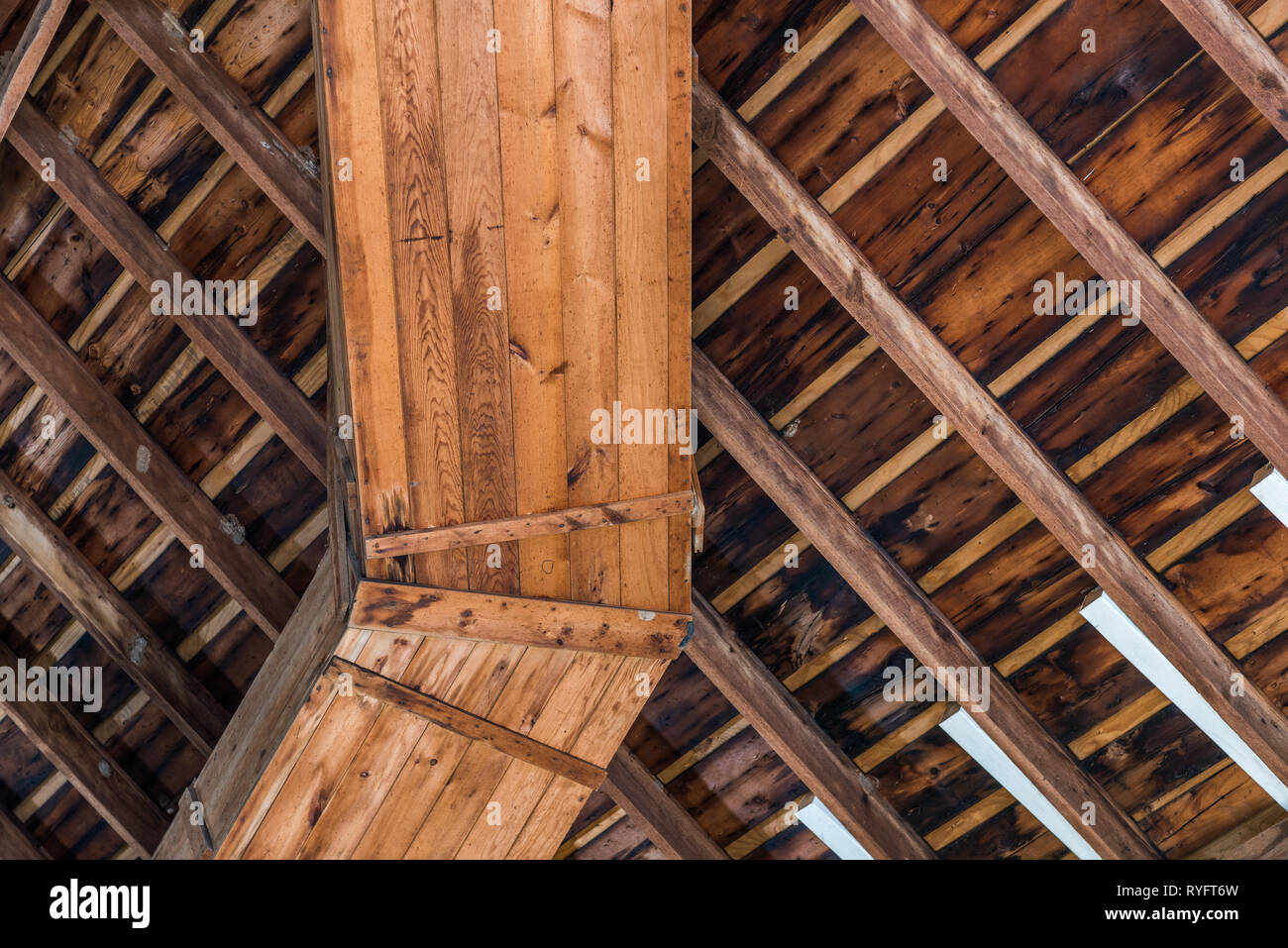 Système de ventilation en bois dans la grange historique Banque D'Images