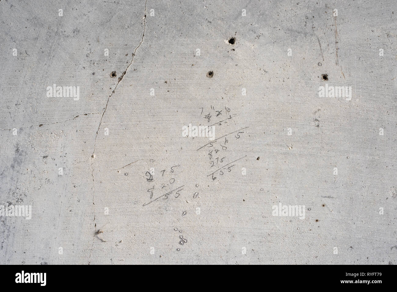 Problème de soustraction écrit sur mur de béton Banque D'Images