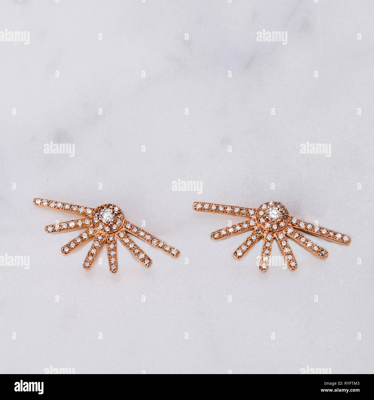 Bijoux artisanaux sur fond de marbre blanc Banque D'Images