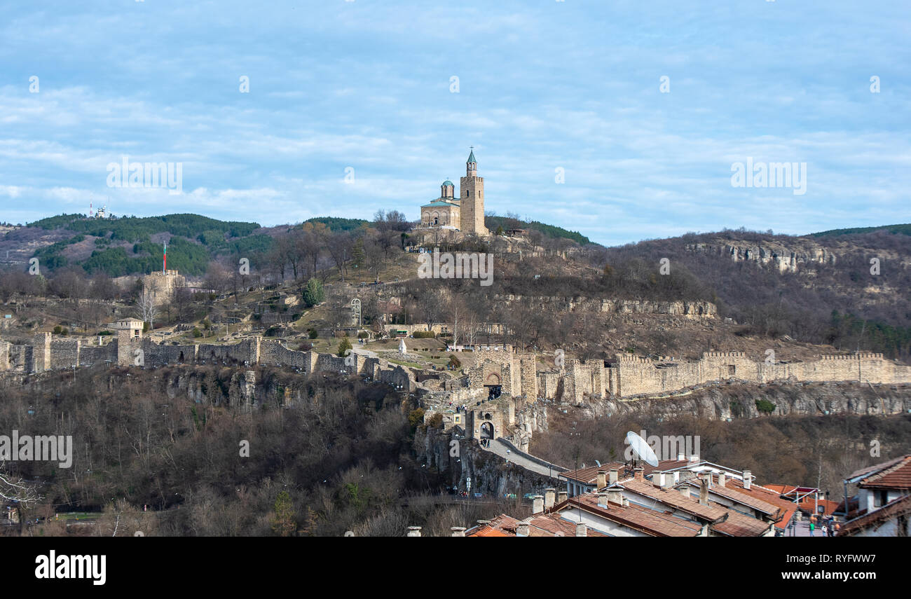 Belle vue panoramique sur la forteresse médiévale Tsarevets à Veliko Tarnovo, Bulgarie vue Jour. La célèbre capitale historique. Panorama. Banque D'Images