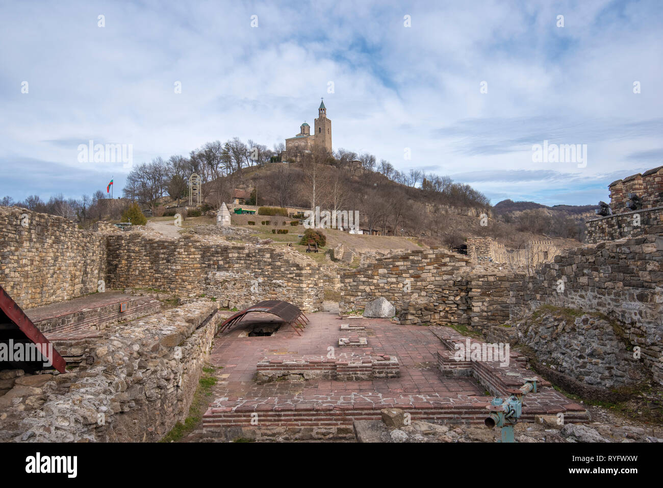 Belle vue panoramique sur la forteresse médiévale Tsarevets à Veliko Tarnovo, Bulgarie vue Jour. La célèbre capitale historique. Panorama. Banque D'Images