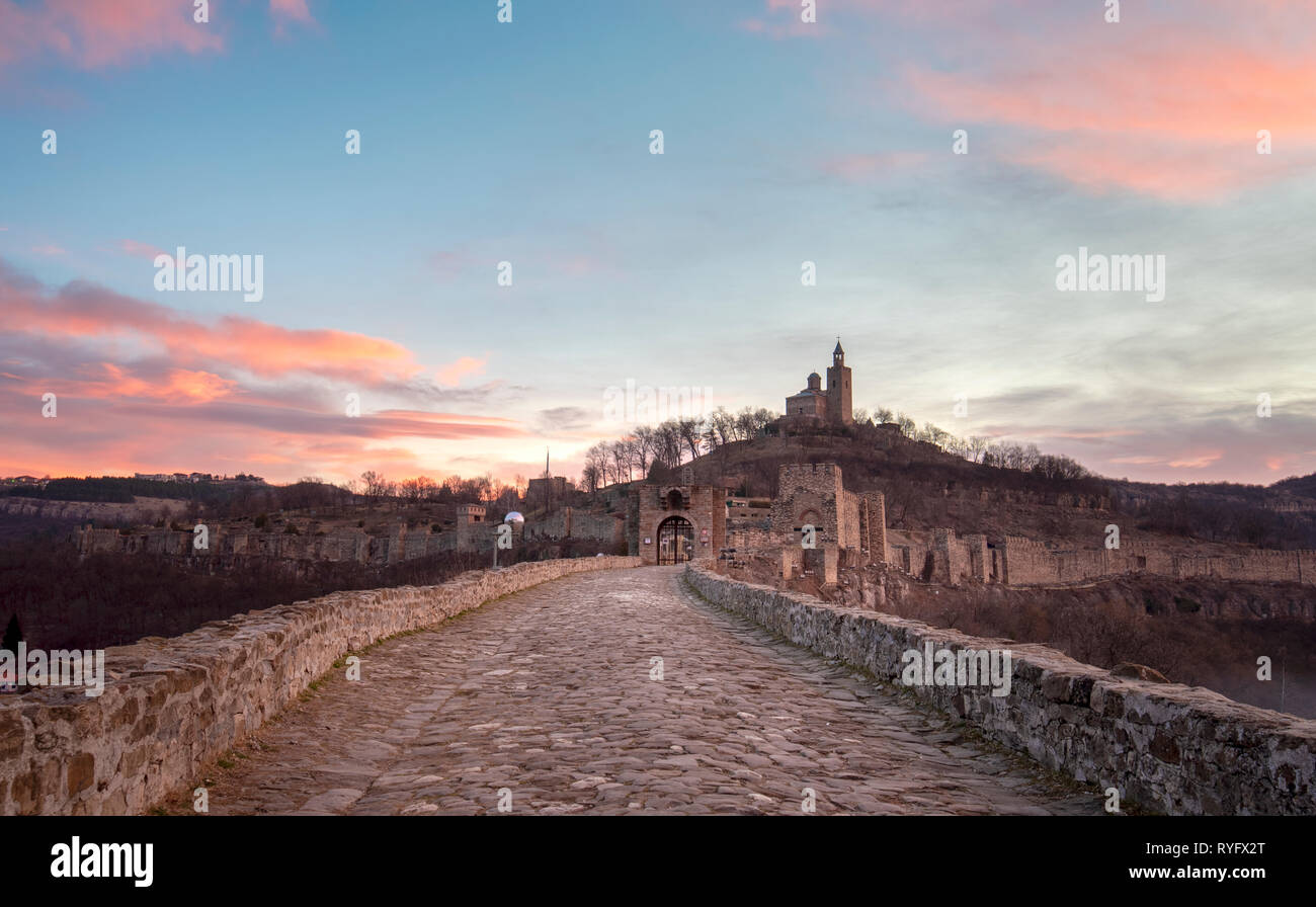 Belle vue panoramique sur la forteresse médiévale Tsarevets à Veliko Tarnovo, Bulgarie pendant le lever du soleil. La célèbre capitale historique. Panorama. Banque D'Images