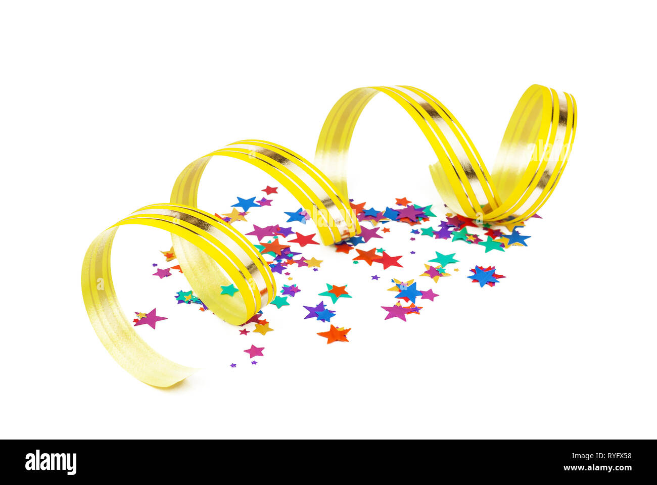Confettis multicolores en forme d'étoiles et rayures jaune d'or avec ruban enroulé en spirale isolé sur fond blanc Banque D'Images