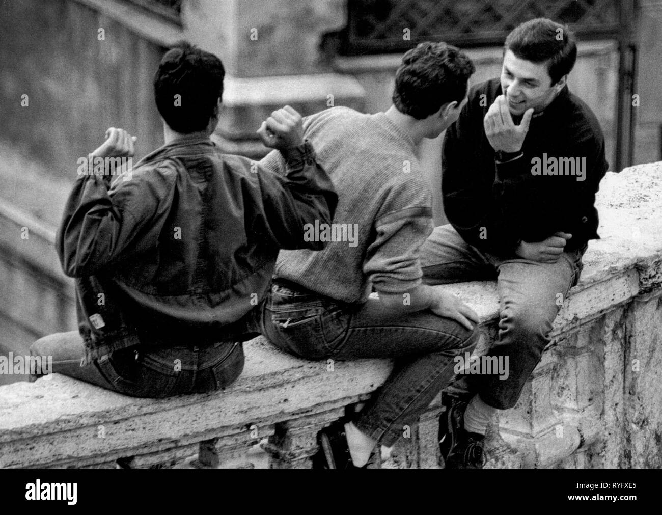 Les jeunes hommes sur la place d'Espagne, Rome, Italie Banque D'Images