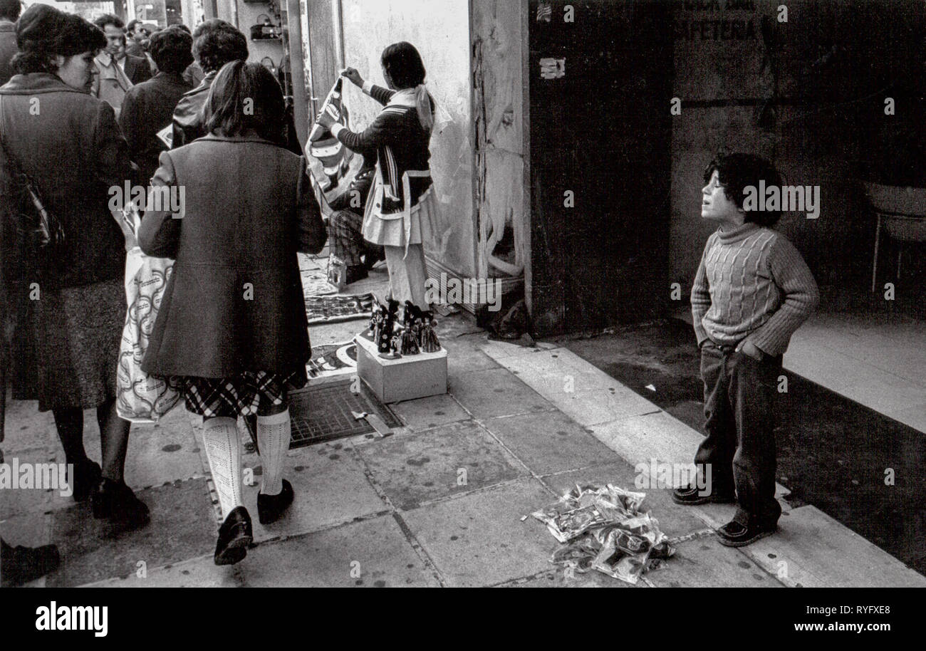 Garçon et fille la vente de décorations de Noël dans les rues d'Athènes, Grèce Banque D'Images