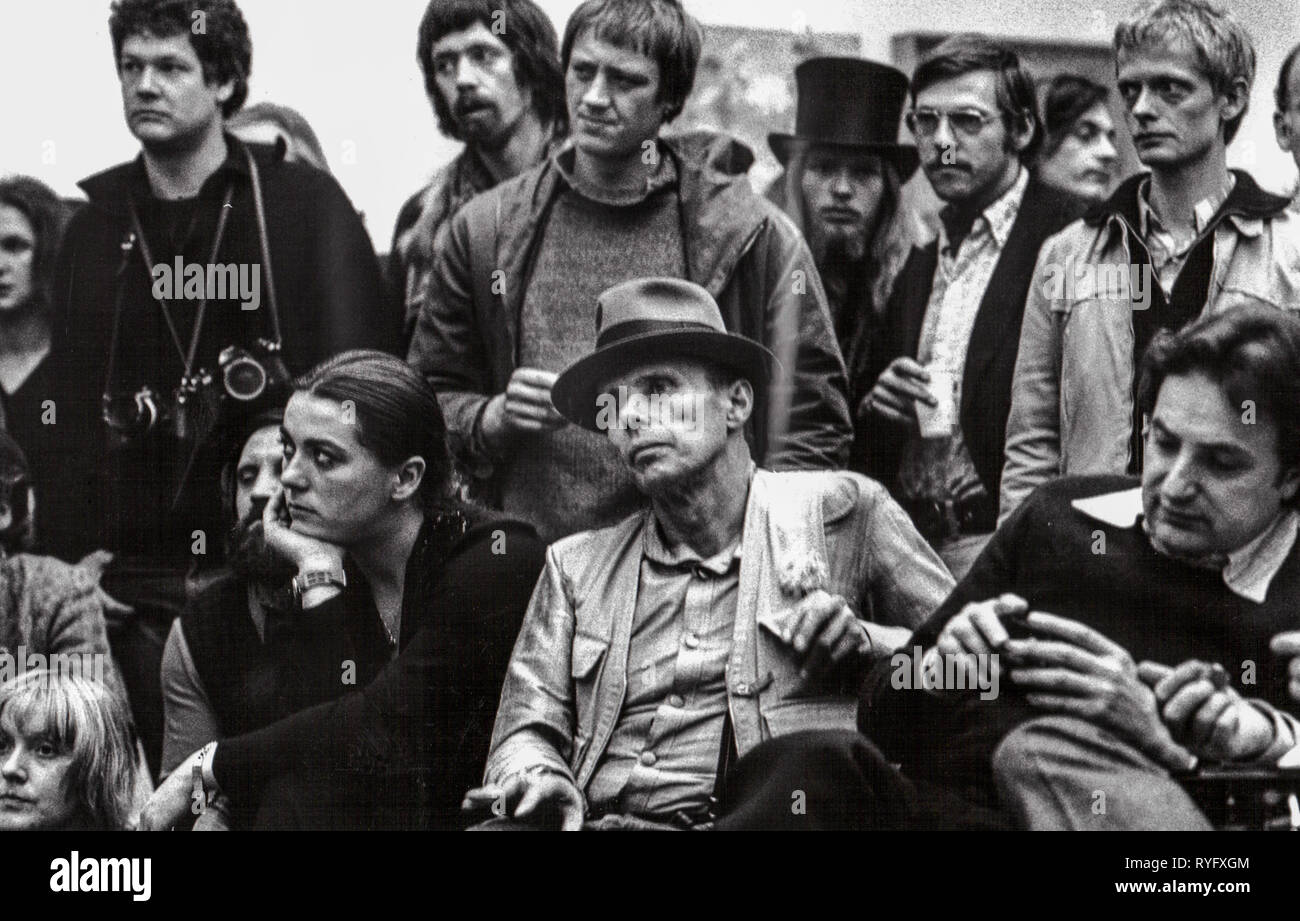 L'artiste allemand Joseph Beuys, à l'Exhibition de ses étudiants, Francfort, Allemagne Banque D'Images