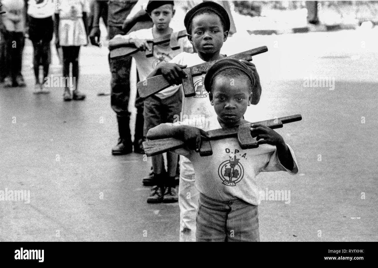 Enfants à la Parade du MPLA, Luanda, Angola Banque D'Images