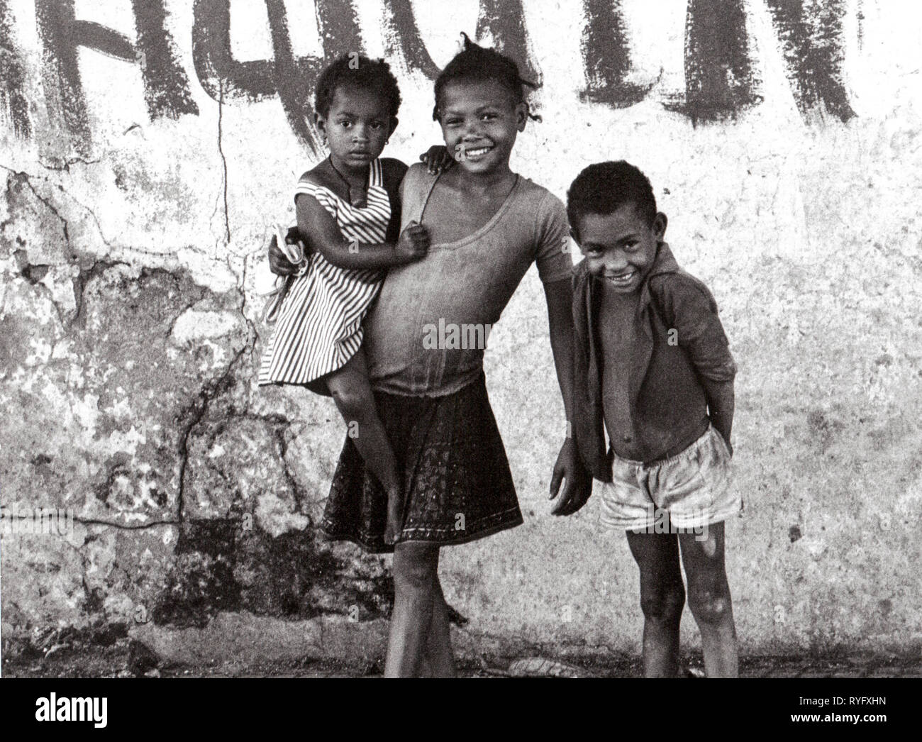 Les enfants dans les rues de Luanda, Angola Banque D'Images