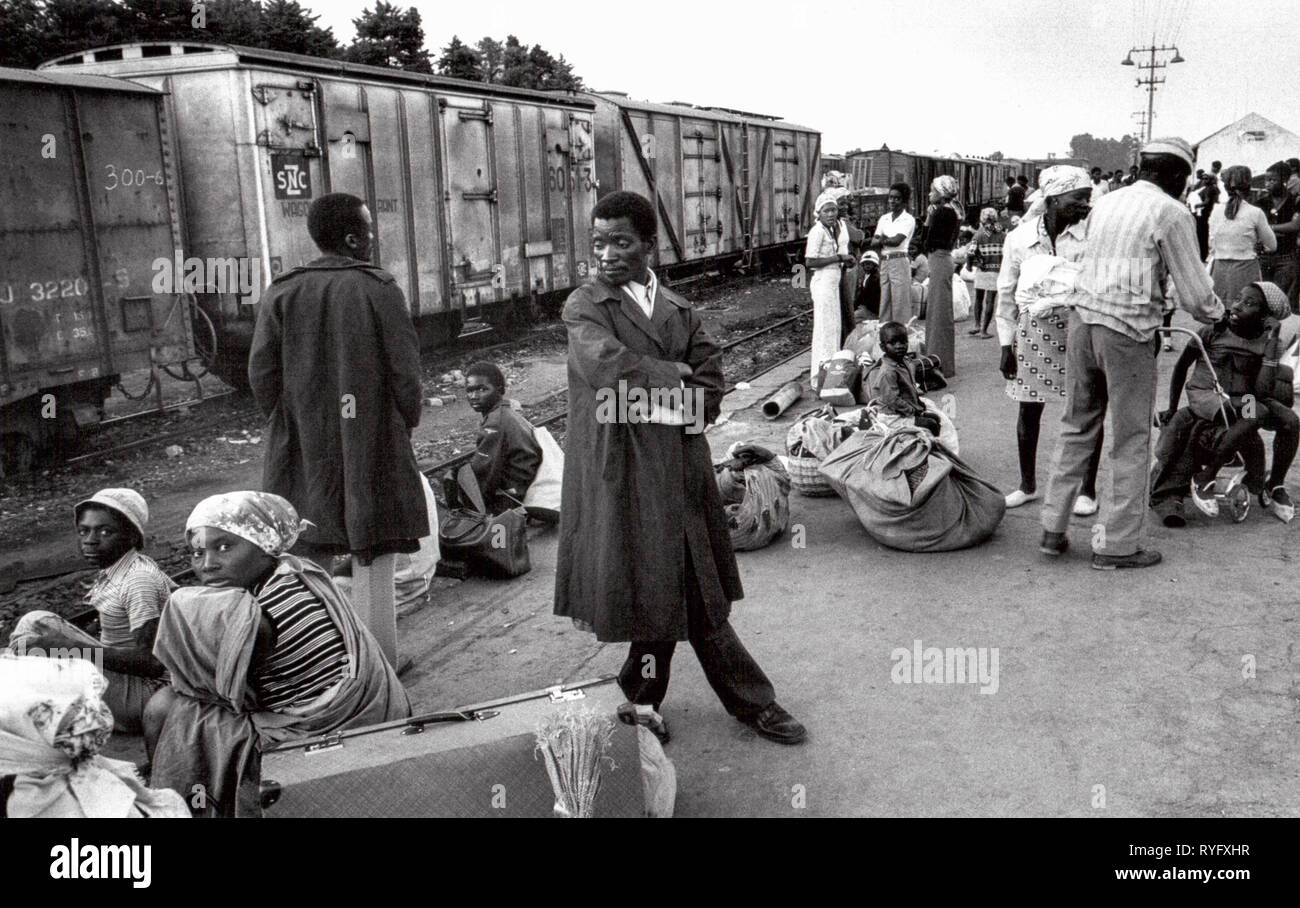 Les réfugiés à Huambo gare dans la guerre civile en Angola Banque D'Images