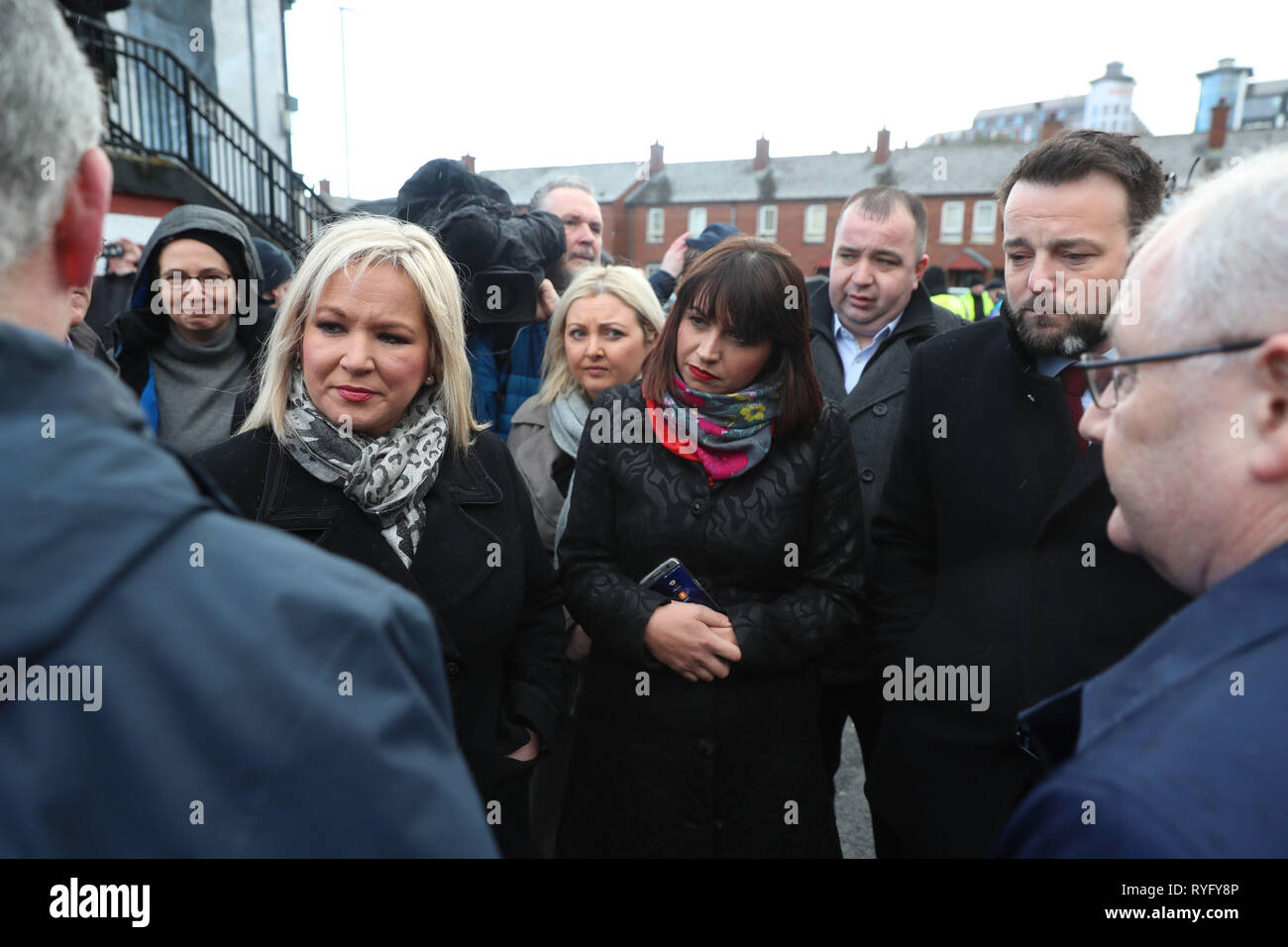 La retransmission, modifiant le byline. Les politiciens du Sinn Fein Michelle O'Neill (à gauche), Elisha McCallion, député de Foyle, (centre) et du SDLP Colum Eastwood (droite) Inscrivez-vous familles avant une marche à travers le Bogside à Londonderry, en Irlande du Nord, avant l'annonce des poursuites de 17 anciens soldats britanniques et deux anciens membres de l'IRA, en liaison avec les événements du Dimanche sanglant dans la ville en janvier 1972. Banque D'Images